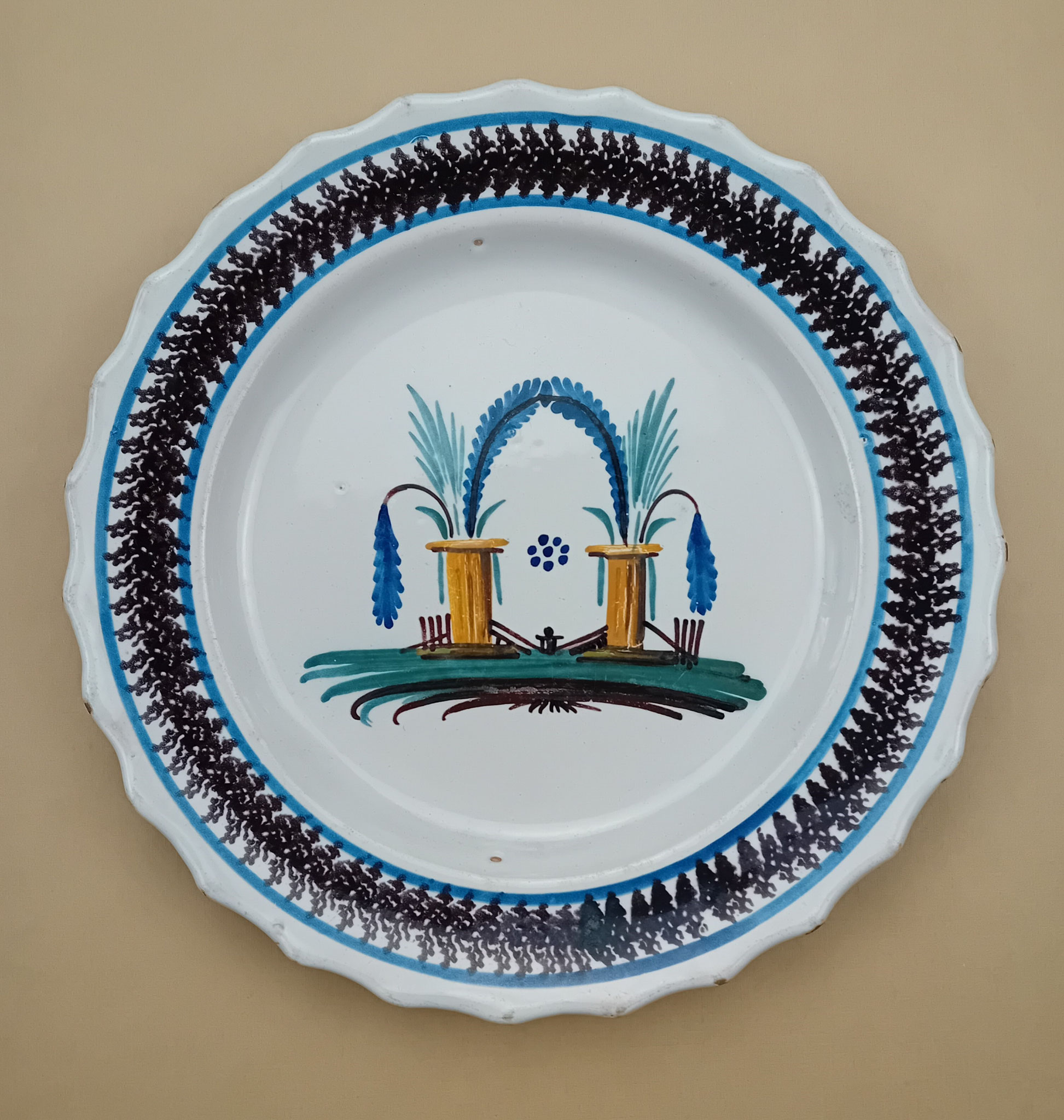 Assiette Diam. 22.5 :symbole d'union avec cette arche représentée sur cette assiette dentelée.