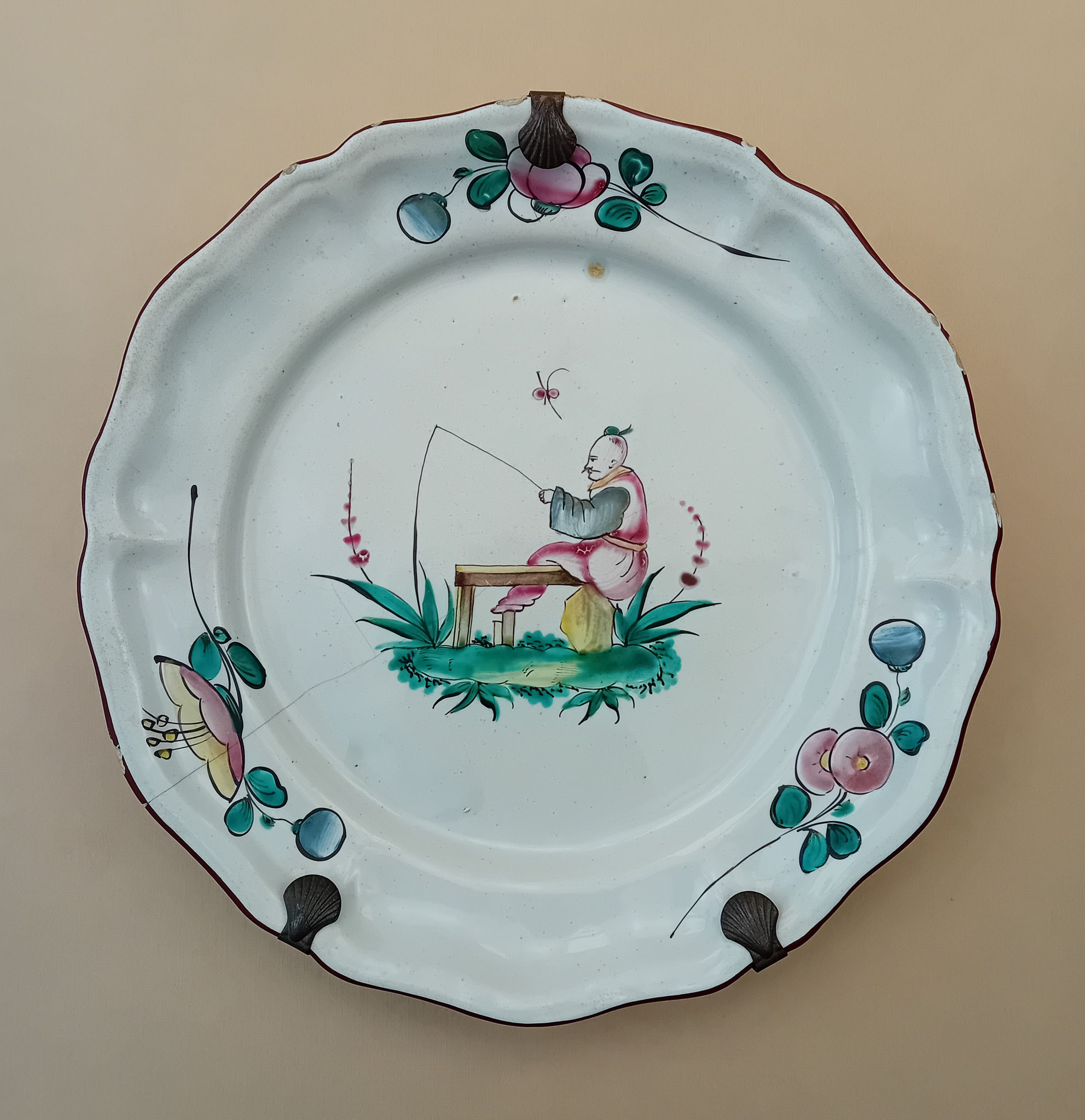 Assiette au chinois - Diam. 22.5 : le chinois représenté ici est parmi les plus rares des motifs les plus fréquents sur les assiettes de petit feu de Sinceny.