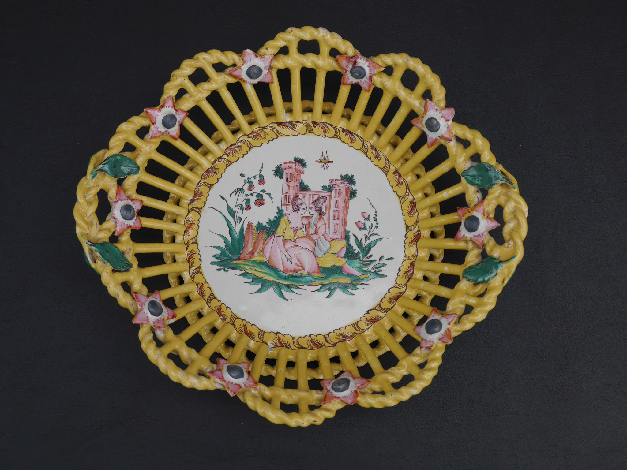 Corbeille à  décor de scène galante - Haut. 6 Long. 26 Larg. 23 : un exemple de décor d'une scène galante européenne par opposition aux décors extrème-orientaux.      