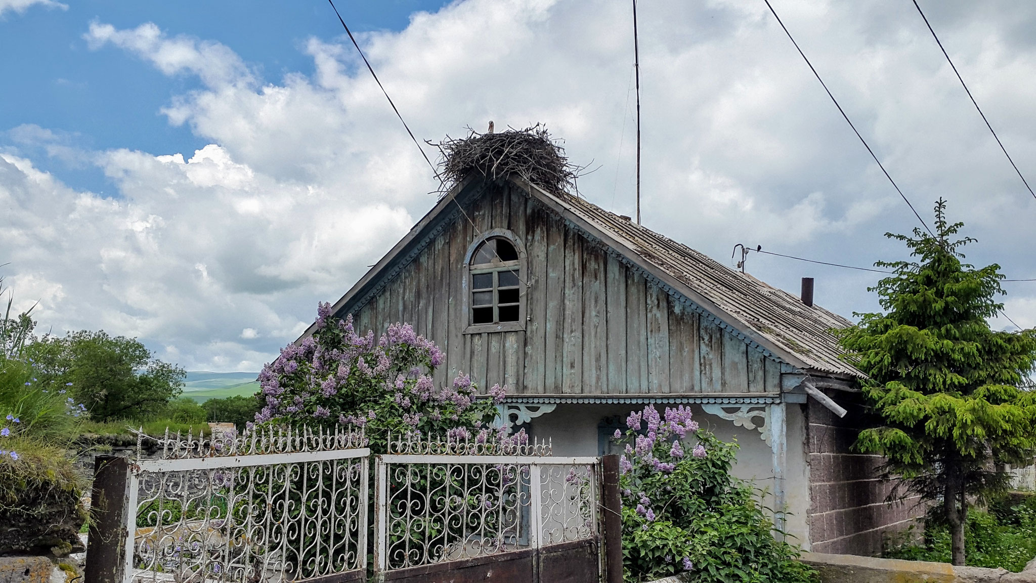 Storchbekröntes georgisches Bauernhaus