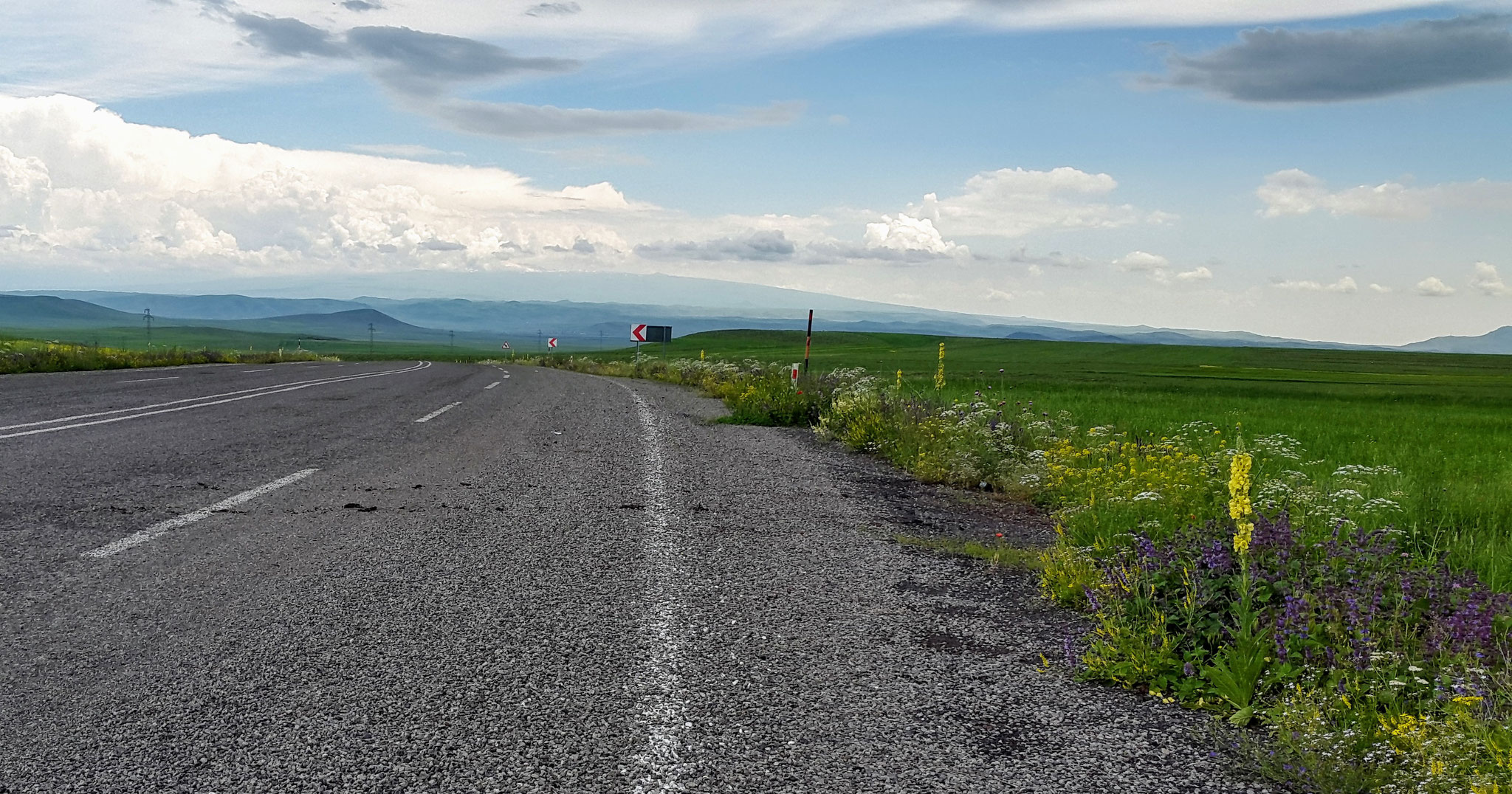 Unterwegs nach Ani, im Hintergrund der Berg Aragats in Armenien