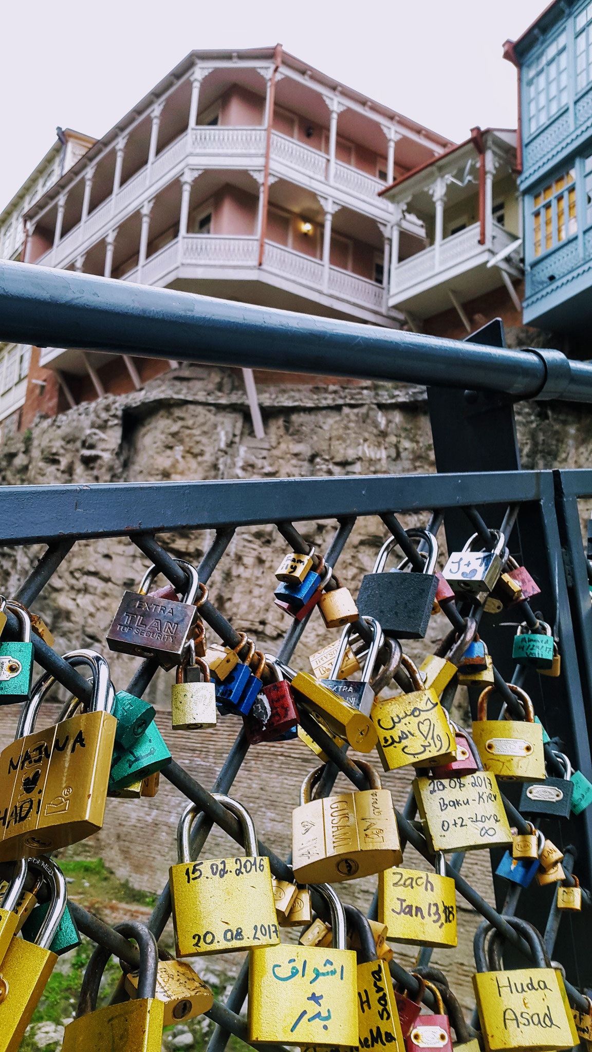 Liebesschlösser wie auf der Kölner Hohenzollernbrücke ...