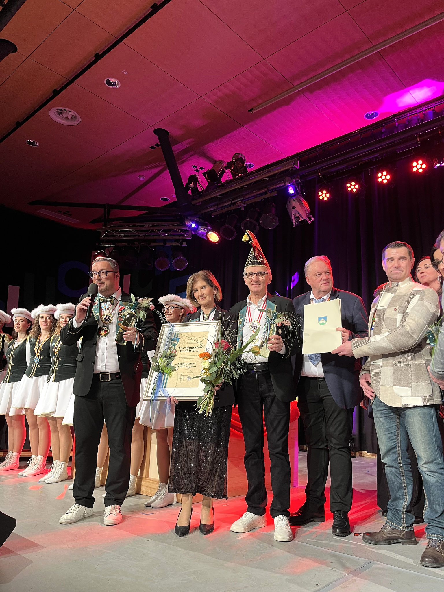 Stadtwappen-Verleihung: Präsident Peter Kowal, Vizepräsidentin Corinna Fischer, Vizepräsident Richard Ebner, Bürgermeister Martin Treffner und Stadtrat Helmut Kraßnig (von links)