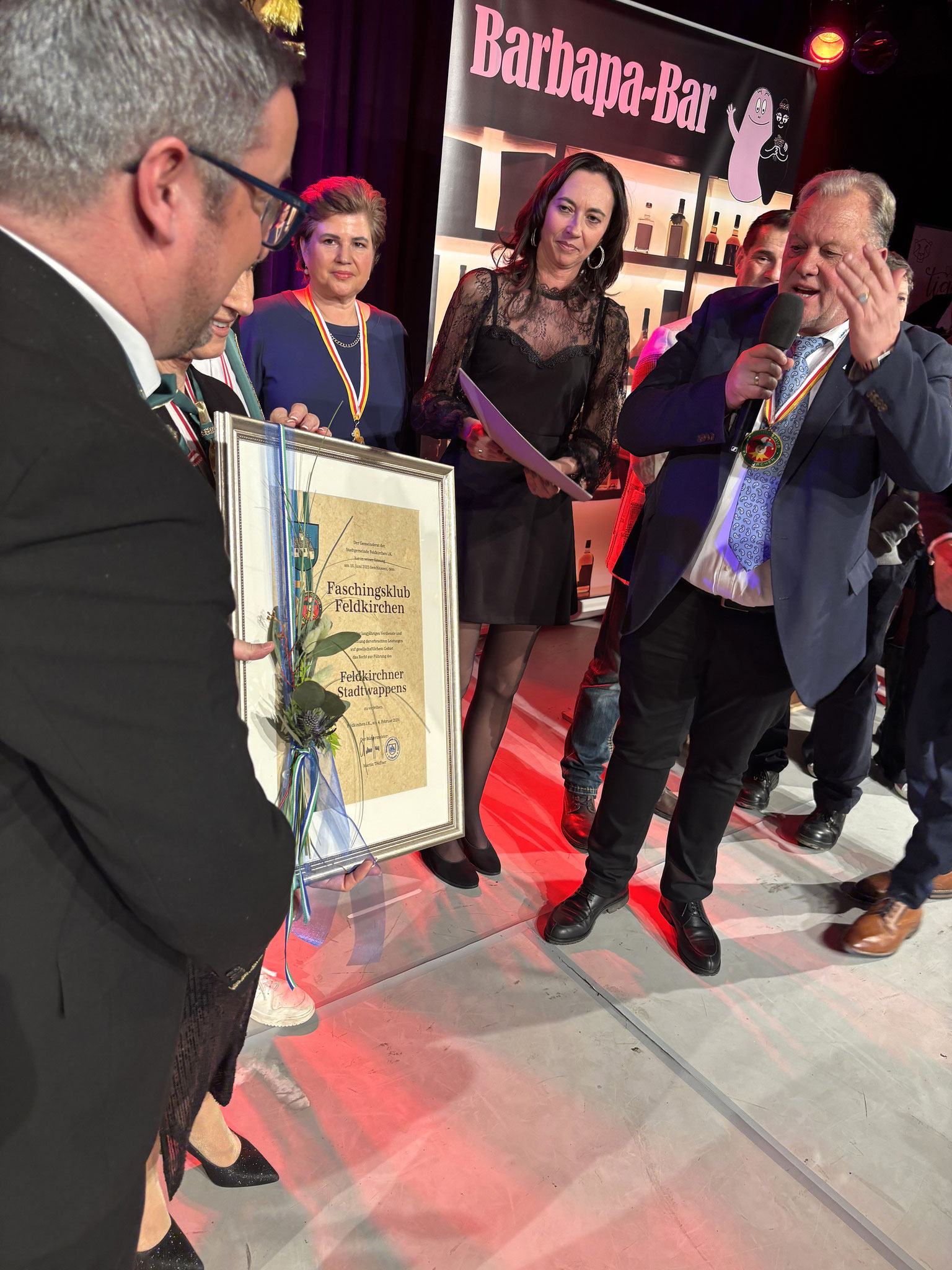 Bürgermeister Martin Treffner übergab Präsident Peter Kowal das Stadtwappen