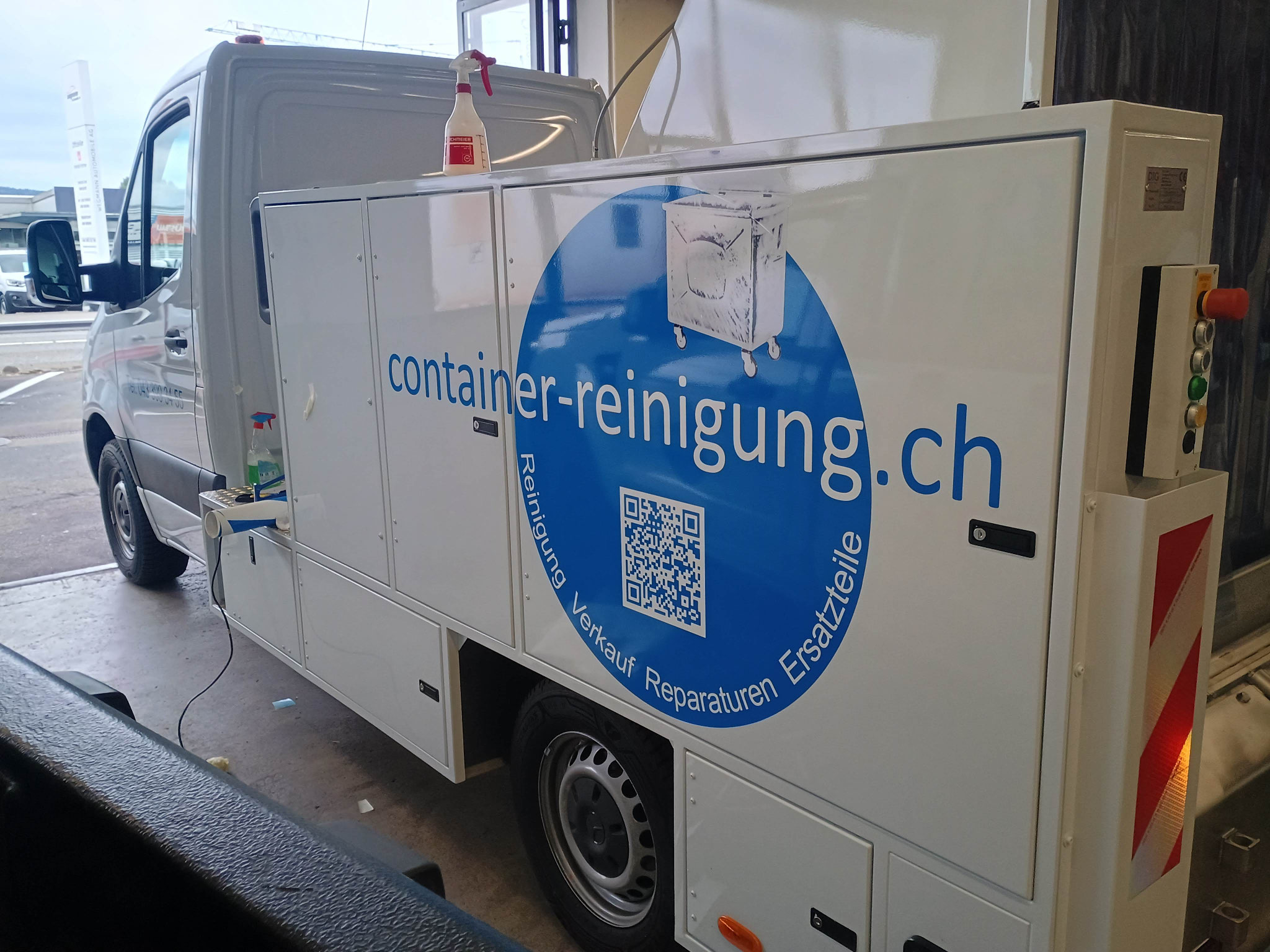 Beschriftung Fahrzeug Containerreinigung 