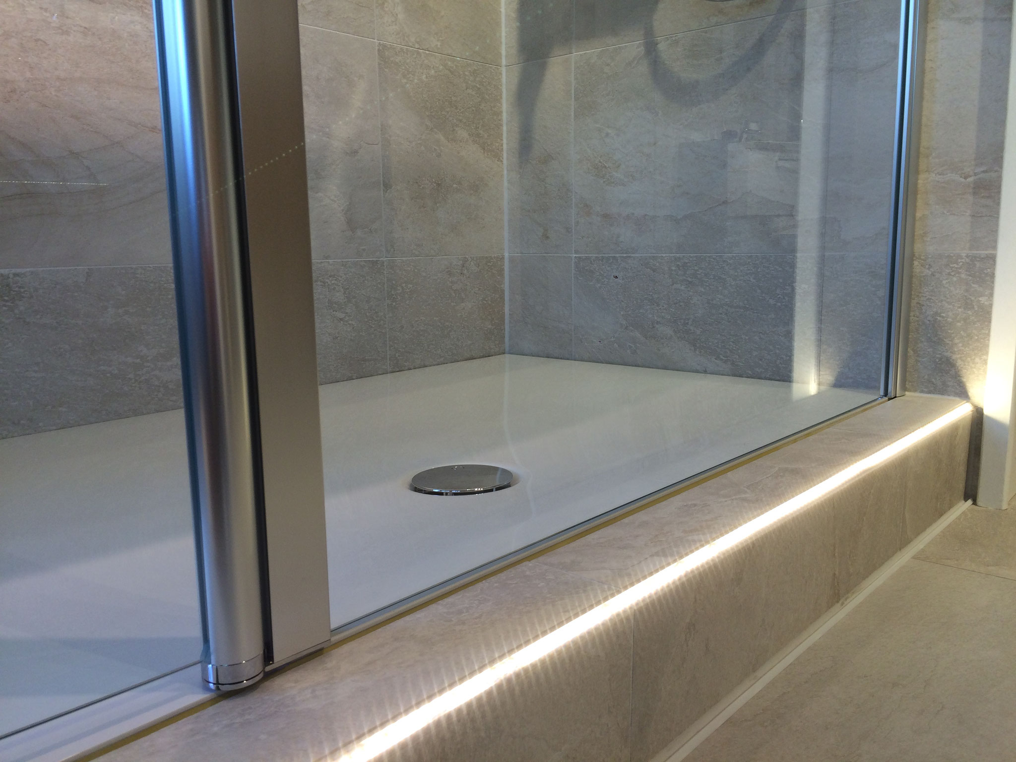 Bodenebene Dusche mit Duschwanne