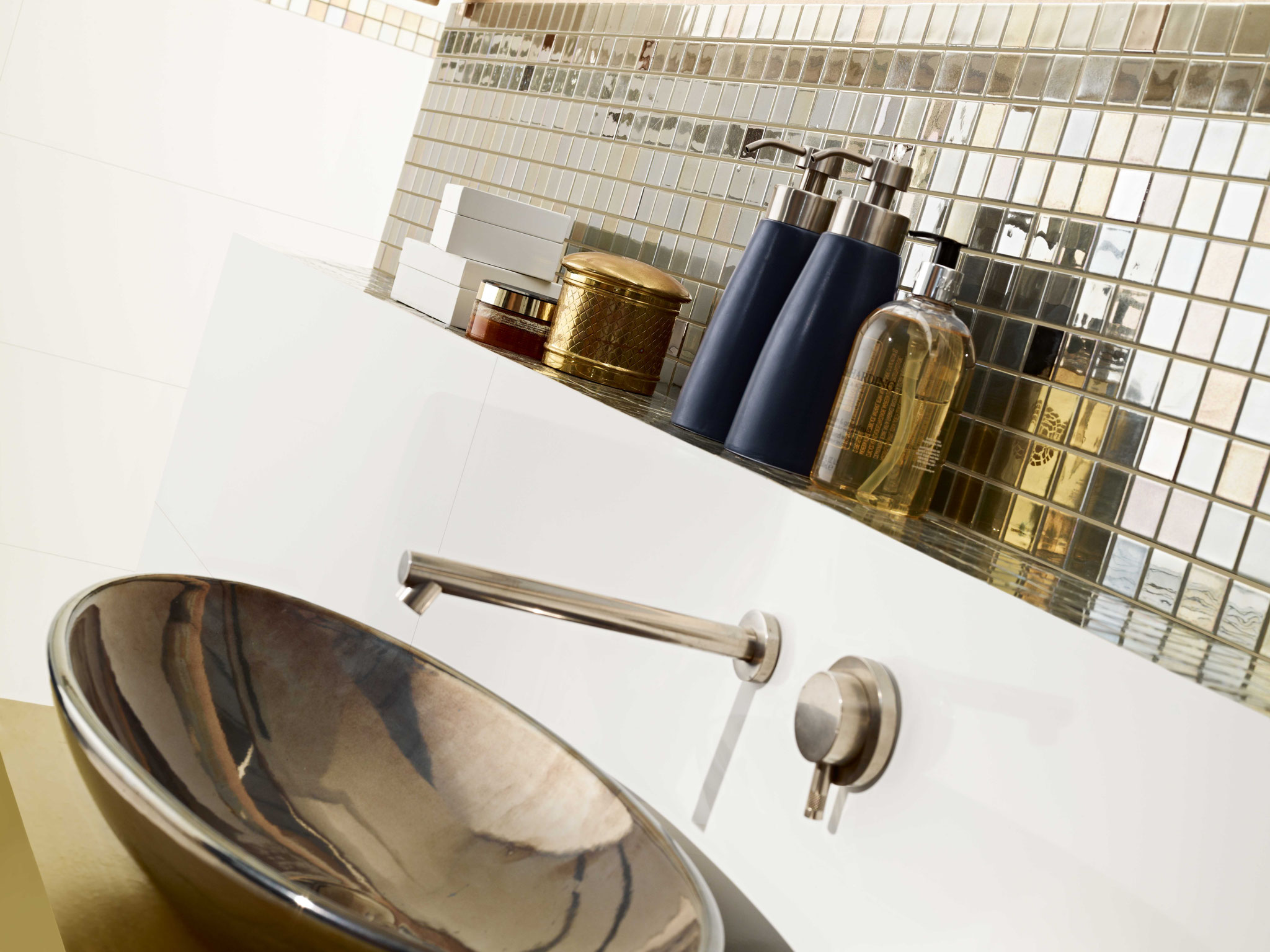 Wandfliesen in weiß mit Mosaikdekor goldmetallic