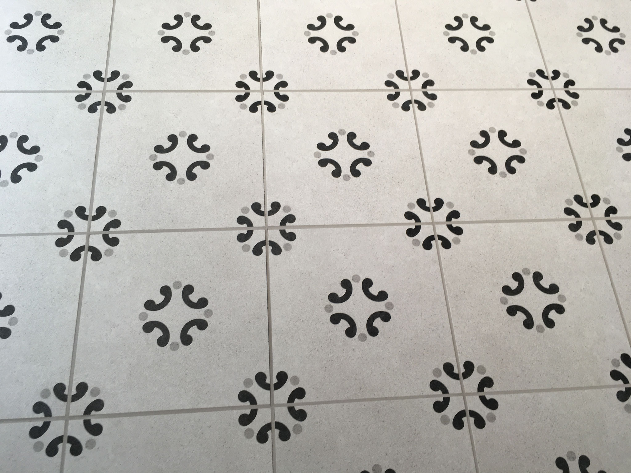 Fliesen in floralem Design