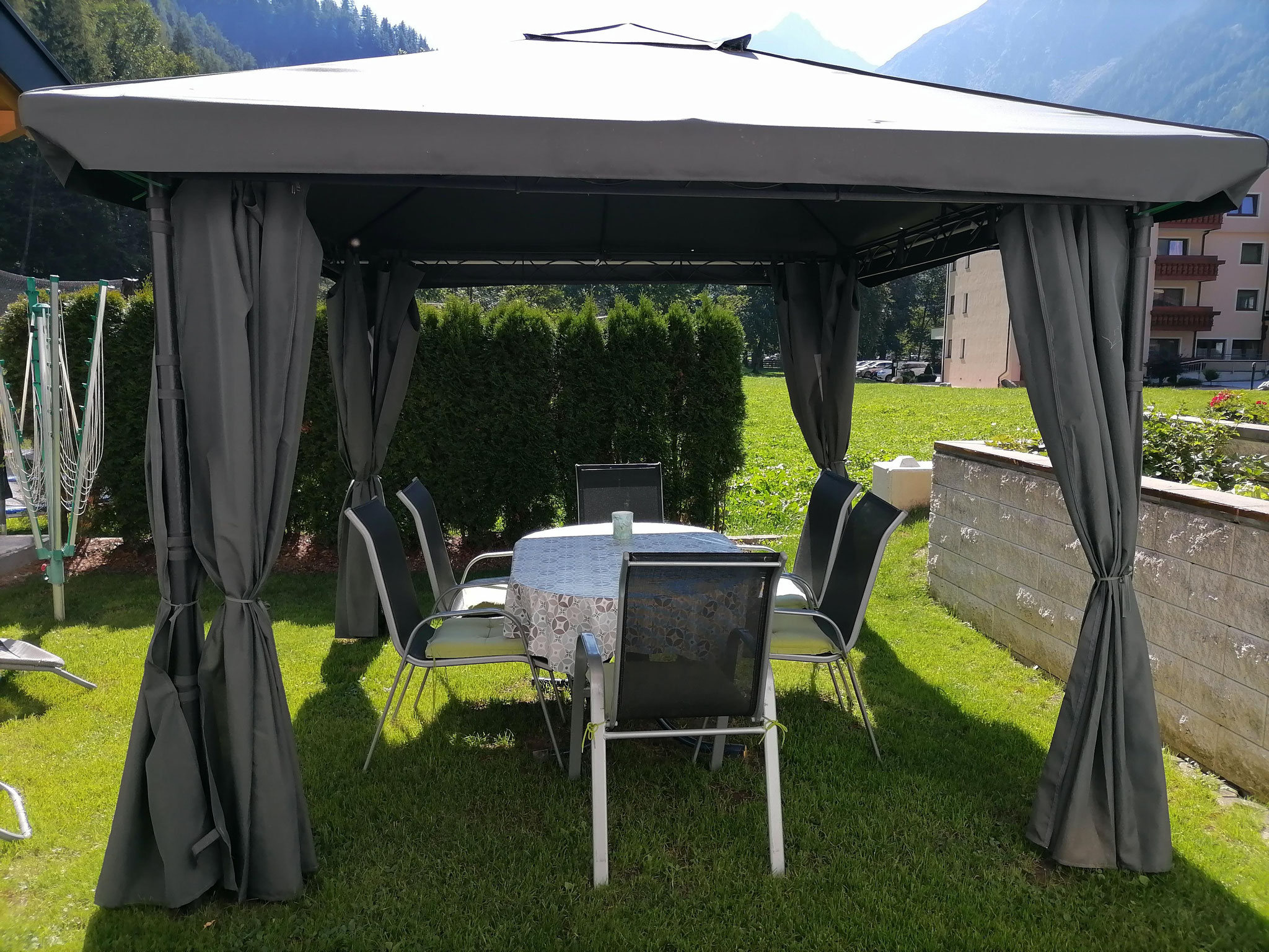 Gartenpavillon mit Sitzgarnitur
