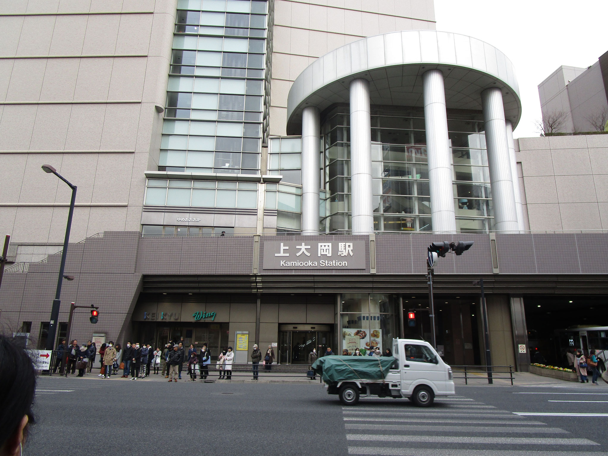 京浜急行線「上大岡」駅直結のバスターミナルから横浜市営バスを利用