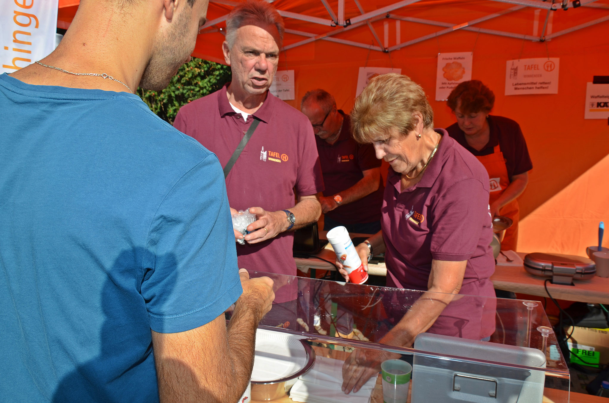 Bürgerstiftung Winnenden unterstützt großartig - ! DANKE !  -  INFO-Stand mit lecker Waffel-Verkauf 