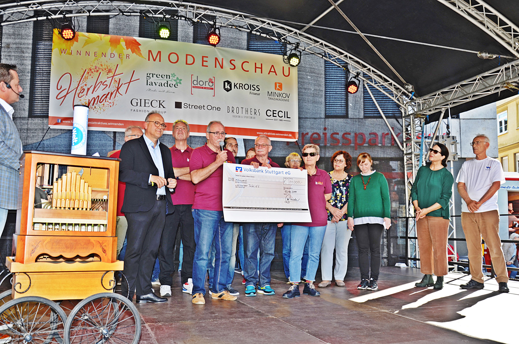 Bürgerstiftung Winnenden unterstützt großartig - ! DANKE !  -  INFO-Stand mit lecker Waffel-Verkauf 