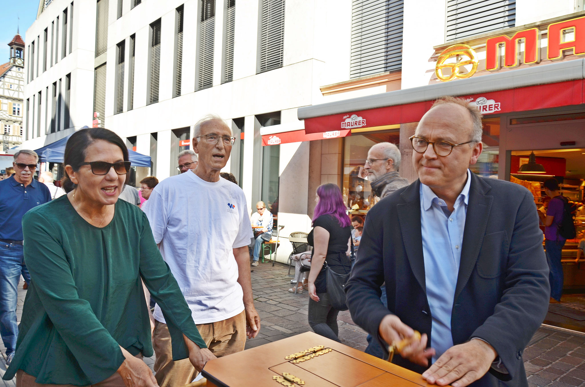 Bürgerstiftung Winnenden singt und swingt durch die Marktstrasse - toll !