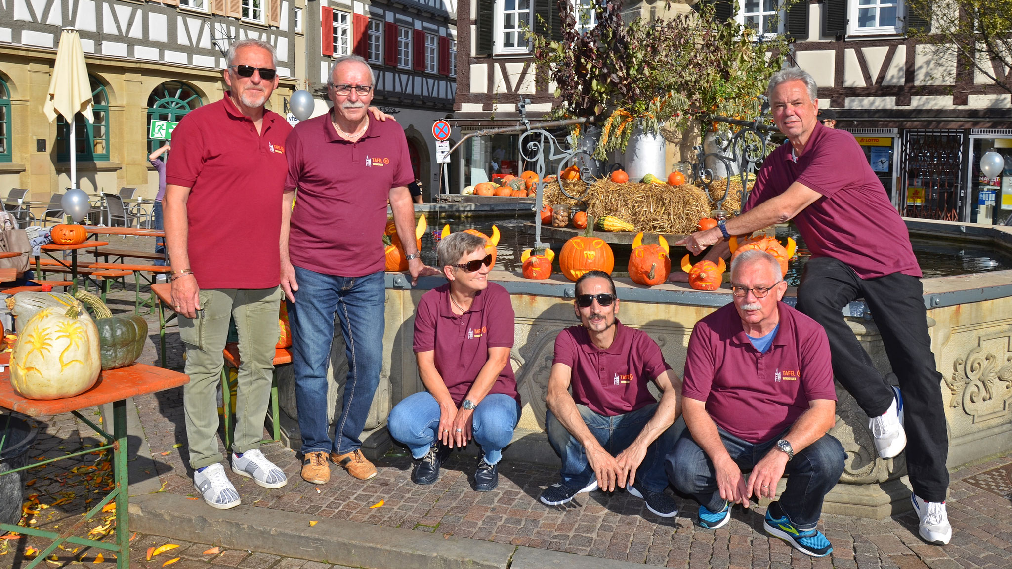 Start in den Herbstmarkt - Superwetter und tolle Stimmung - am geschmückten Marktbrunnen 