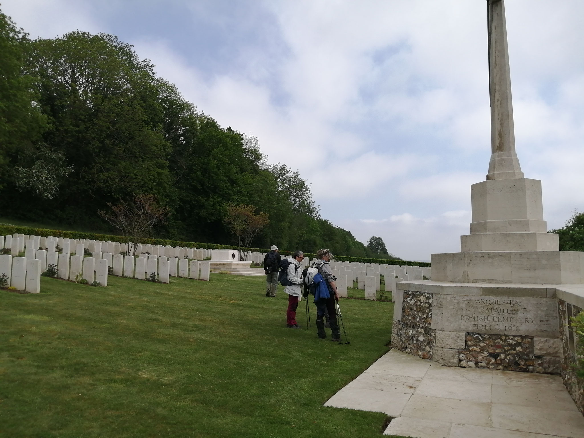 Un cimetière militaire avec les dépouilles de soldats venus des pays du Commonwealth pour aider à la reconstruction.