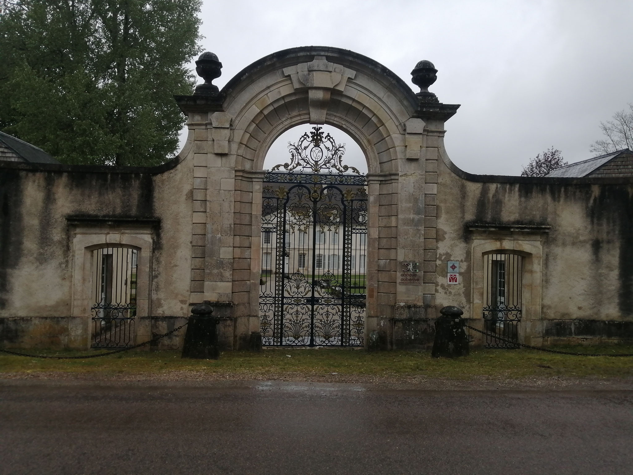 Le portail de l'abbaye d'Auberive.