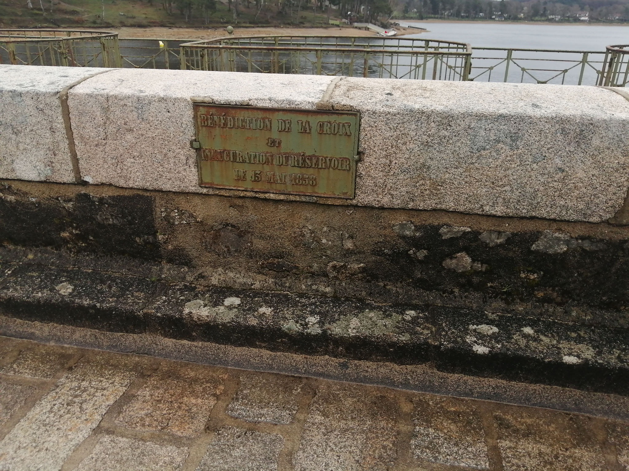 La plaque d'inauguration du barrage