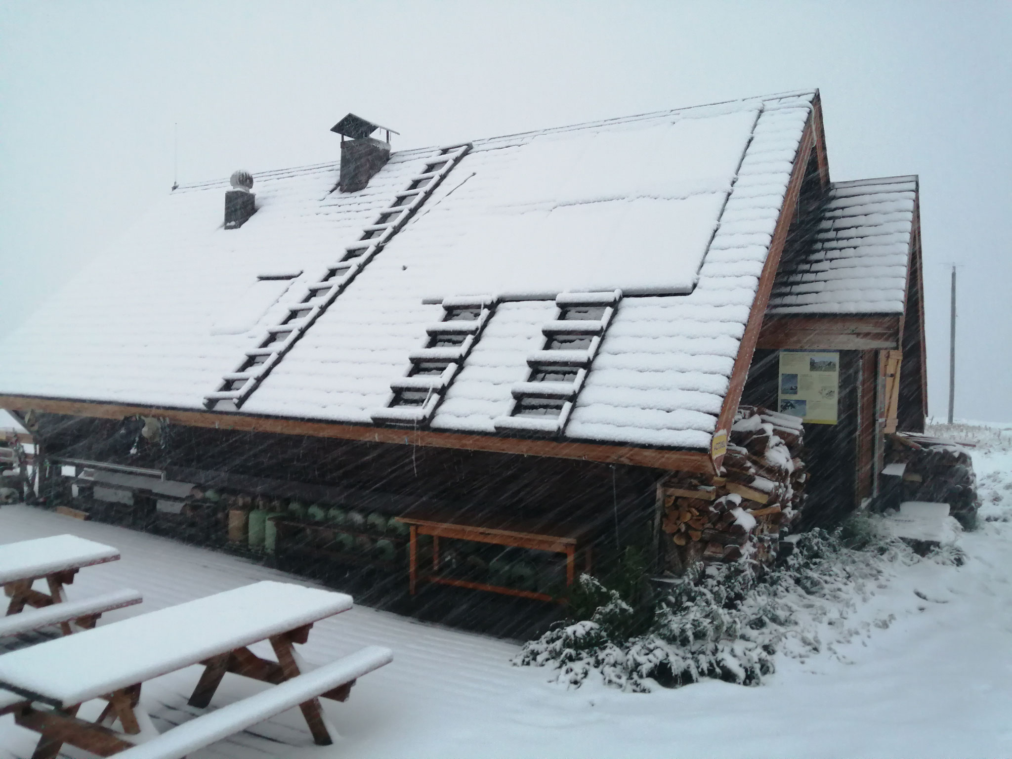 Le refuge du Fond des Fours au petit matin