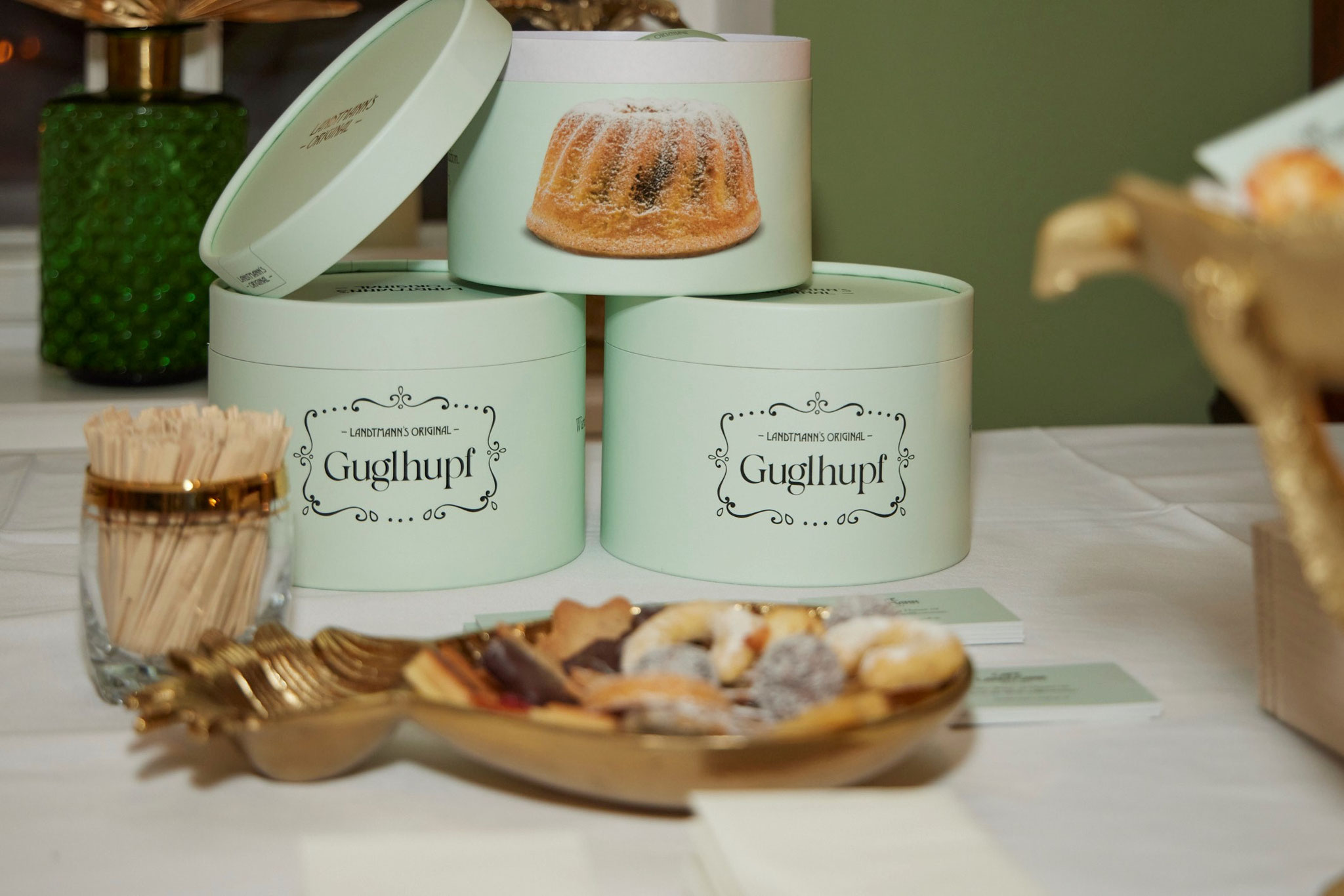 ... verwöhnte die Damen mit wunderbaren Weihnachtskeksen und dem "Landtmann´s Original Guglhupf".