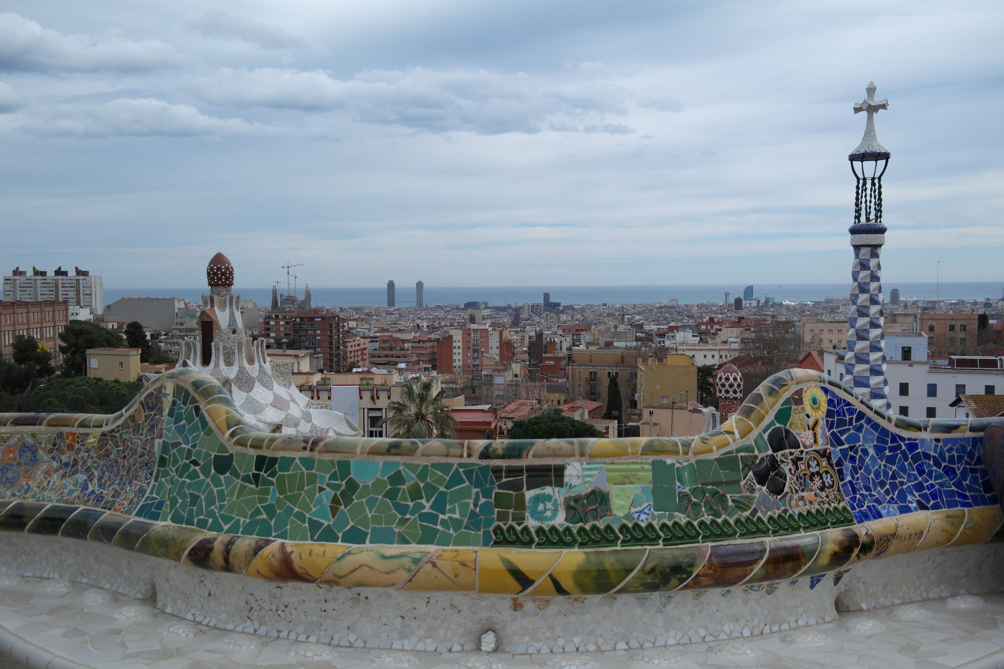 Die Mauer zählt mit den beiden Gebäuden dahinter zu den Top Sehenswürdigkeiten und Postkartenmotiven von Barcelona.