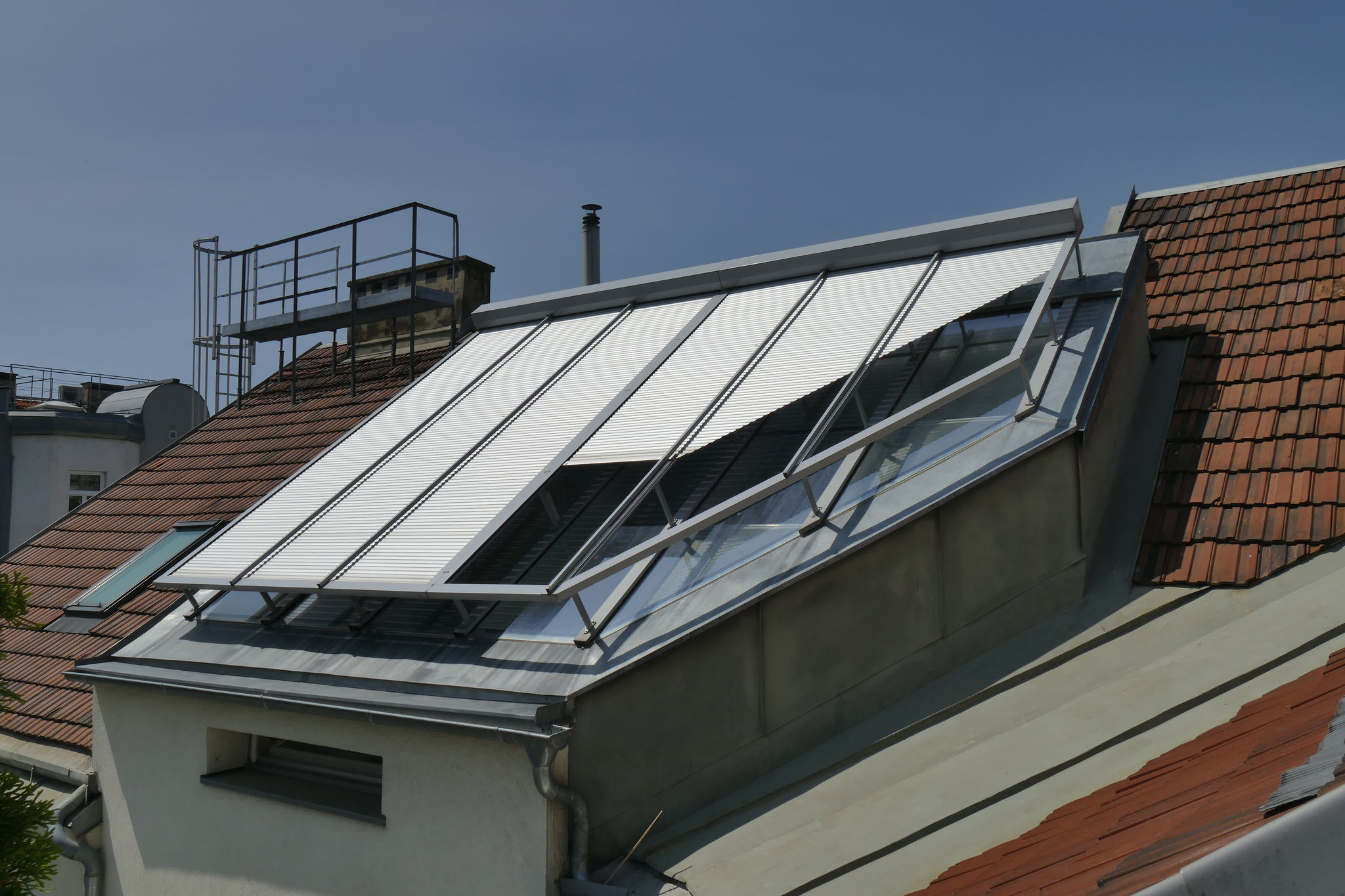 teilweise geschlossene Raffstore