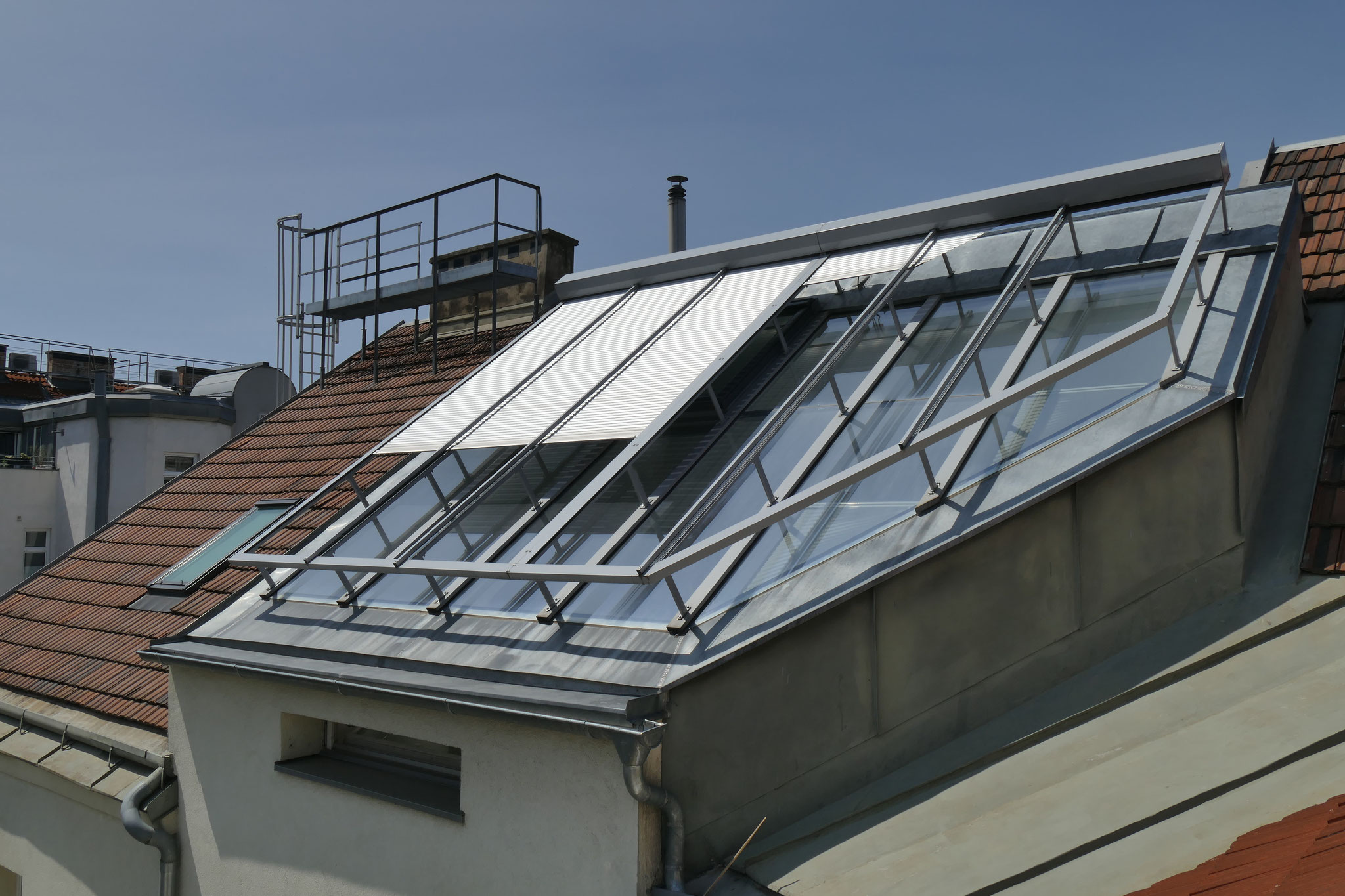 2/3 hochgezogener Sonnenschutz