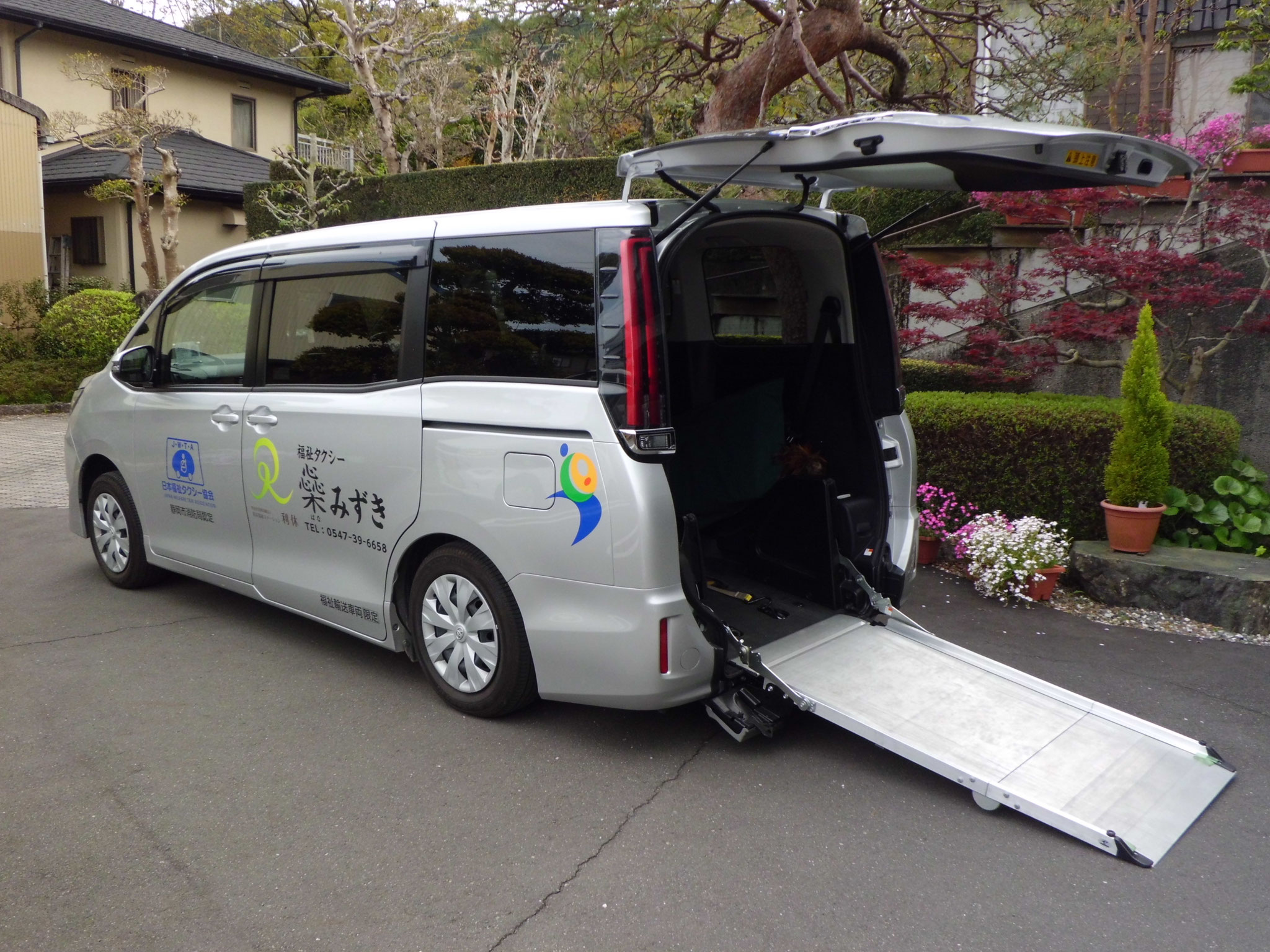 車いす・ストレッチャーのまま乗れる福祉車両