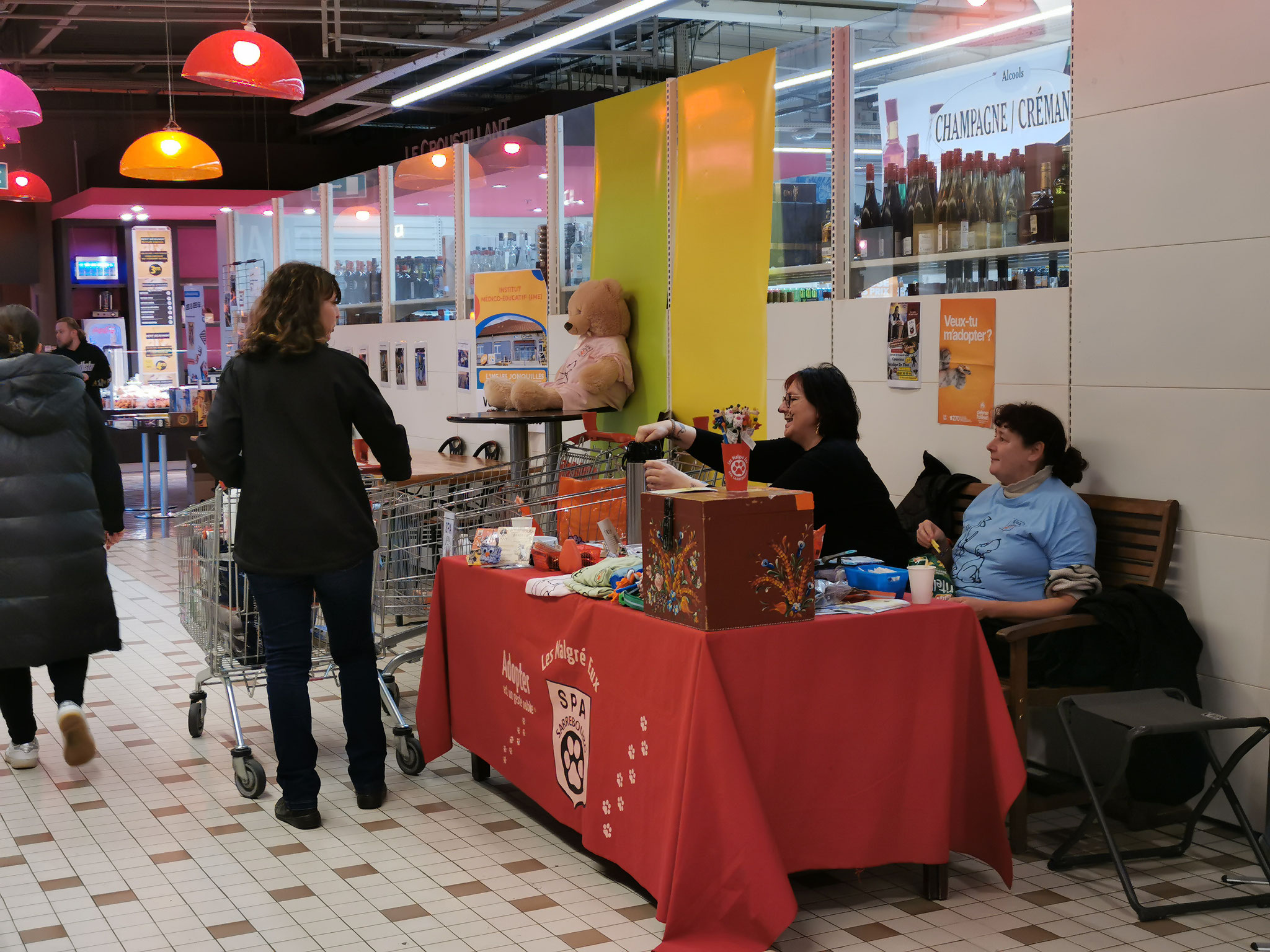 Toujours souriantes, Claudine et Sandra vous proposeront un café