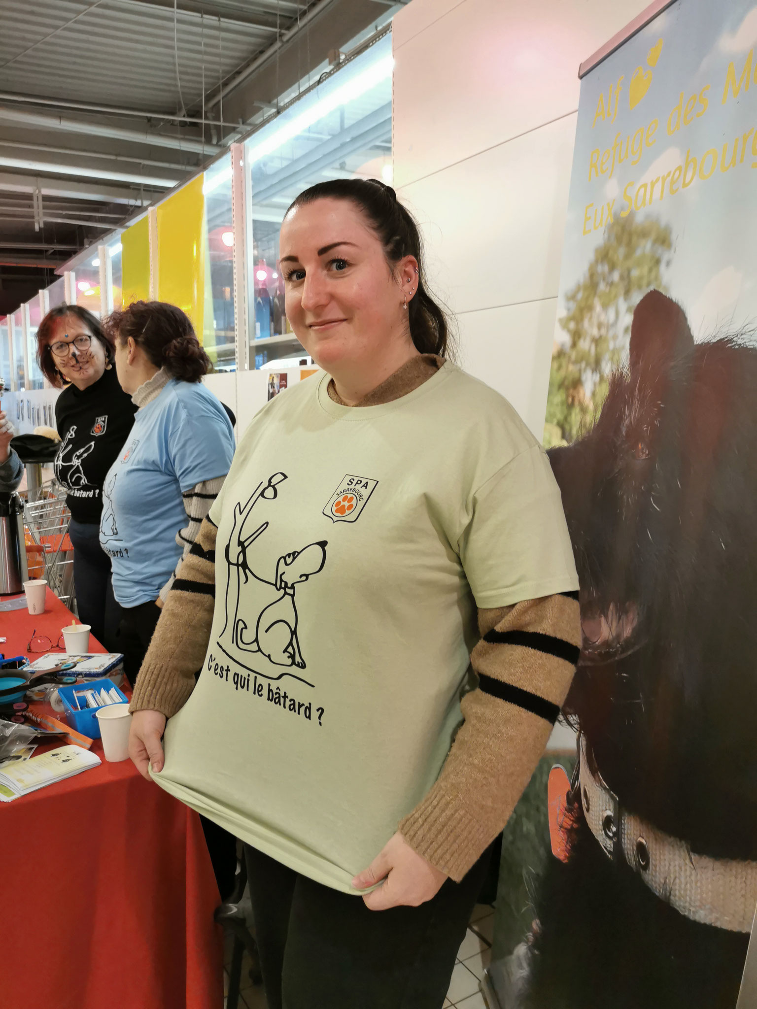 Claudine, Sandra et Chloé avec les t-shirts de la SPA 