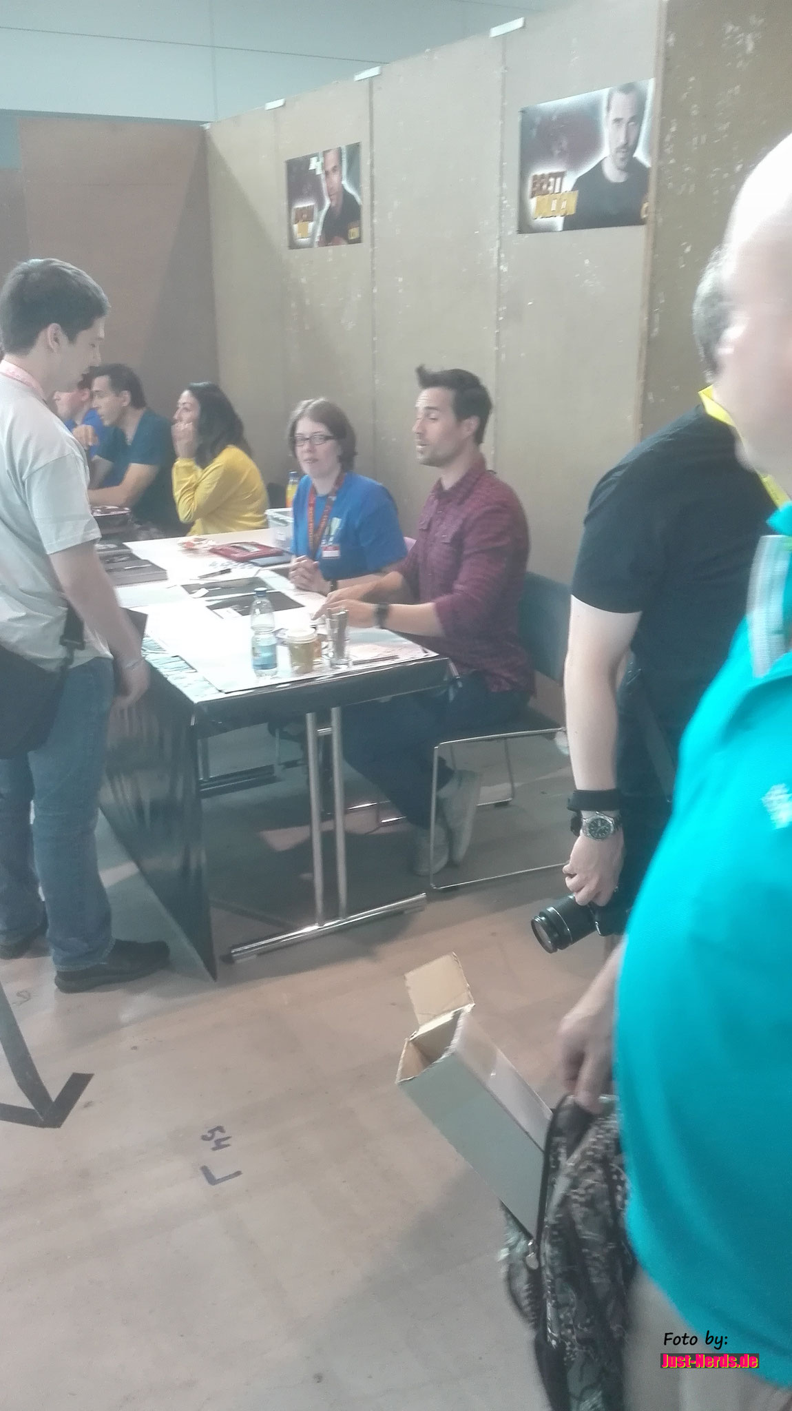 Brett Dalton im Signierstreß, dahinter Ex-Highlander Adrian Paul