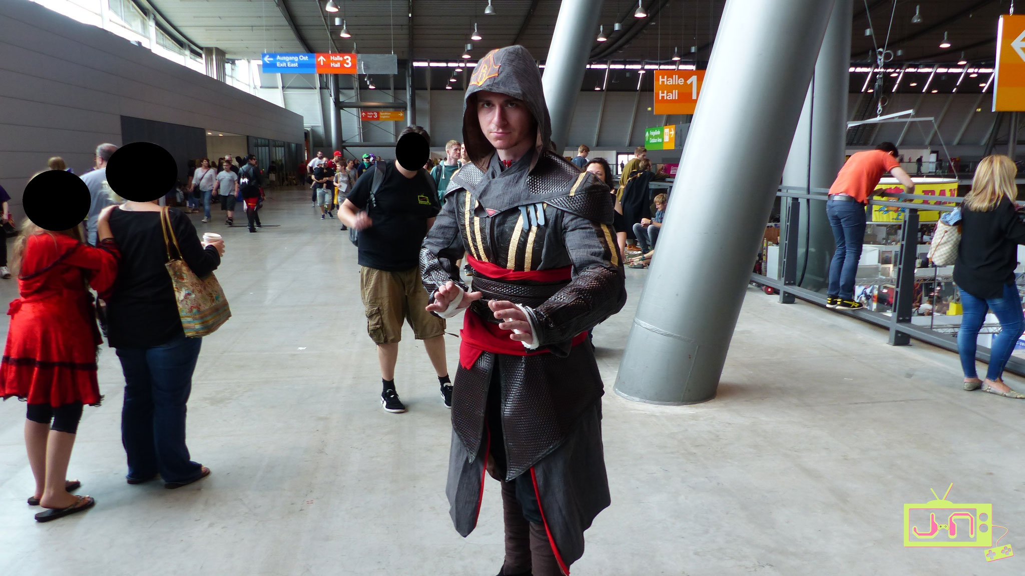 Hoffentlich bemerkt Ezio den Photobomber im Hintergrund nicht.