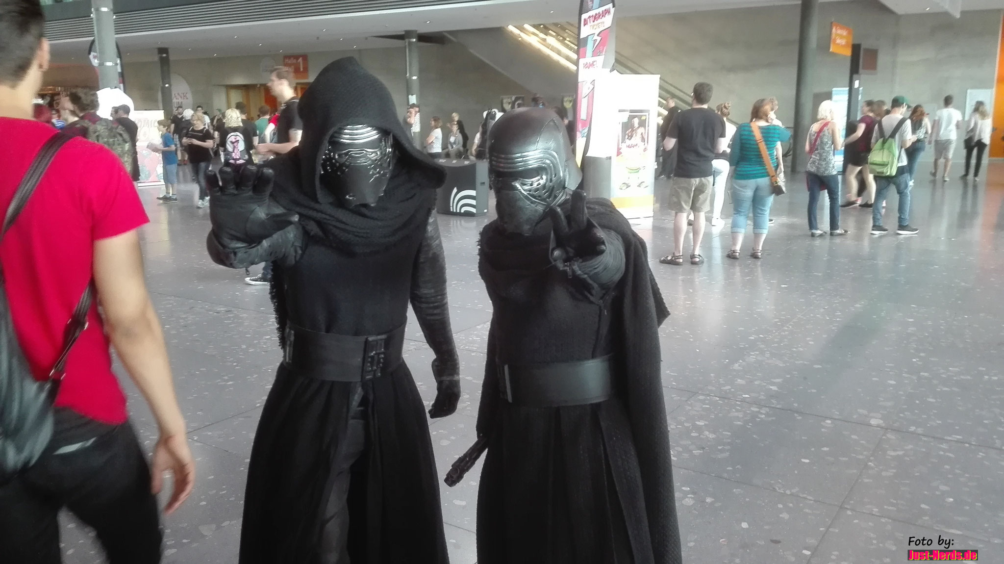 Nein ihr seht nicht doppelt, Kylo Ren war der Trend unter männlichen Cosplayern