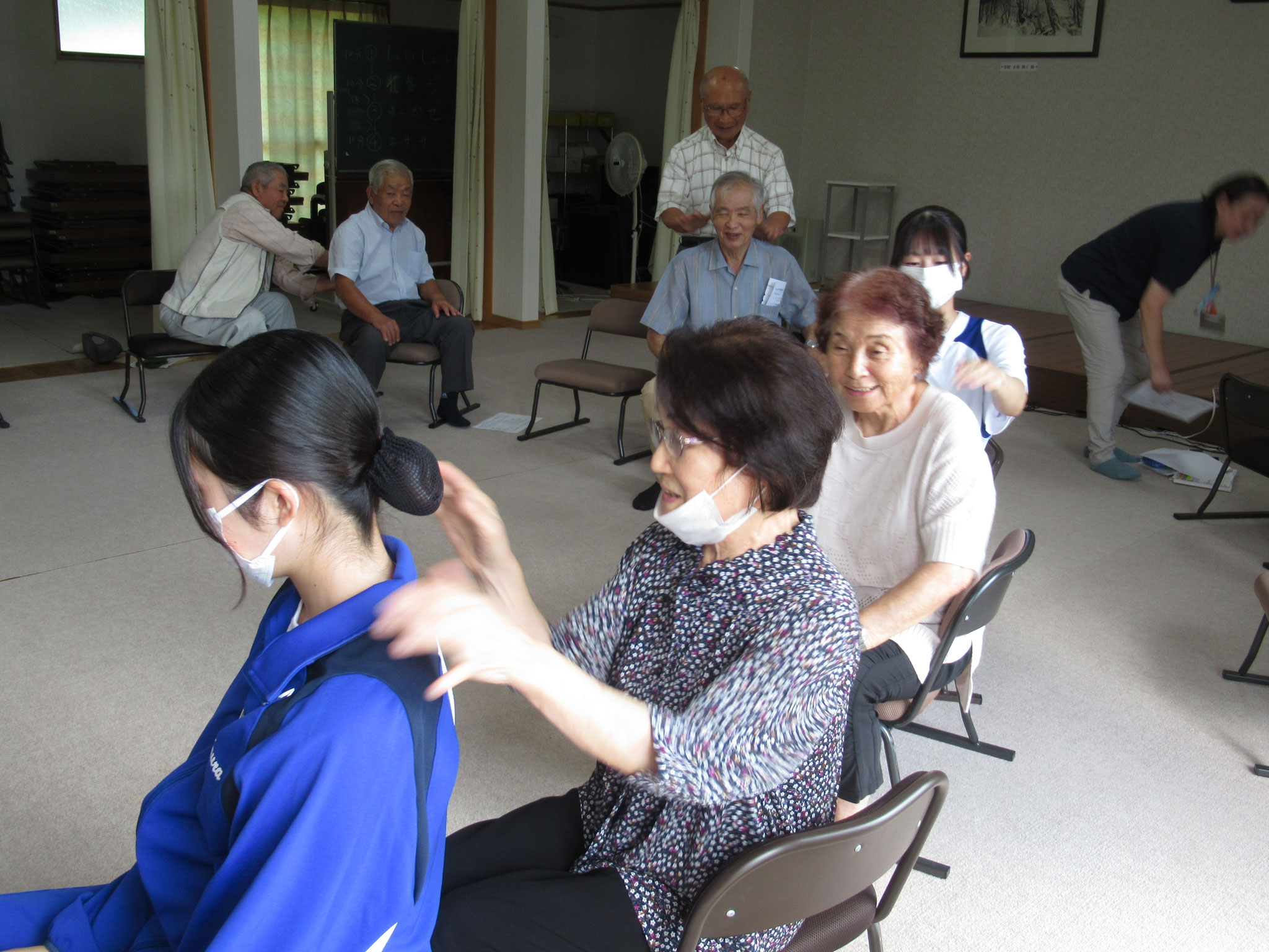 高齢者学級に学生も参加