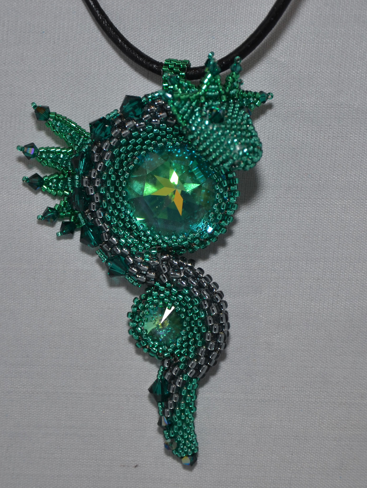Drache, Farbe: Emerald grün, Größe: H 10cm, B 6cm, Material: Swarovski-, Miyuki Steine, Gewicht: 22 Gramm