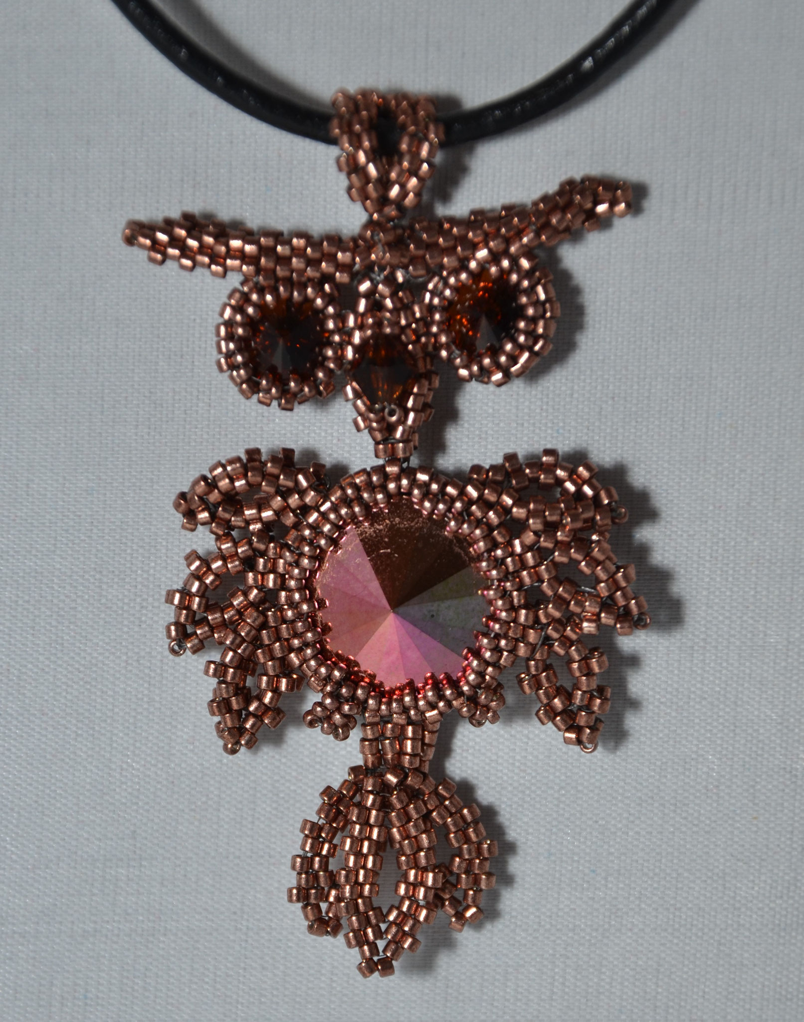 Eule, Farbe: Mauve, Größe: H 7,5 cm, B 4,0 cm, Material: Swarovski-, Miyuki Steine, Gewicht: 10 Gramm