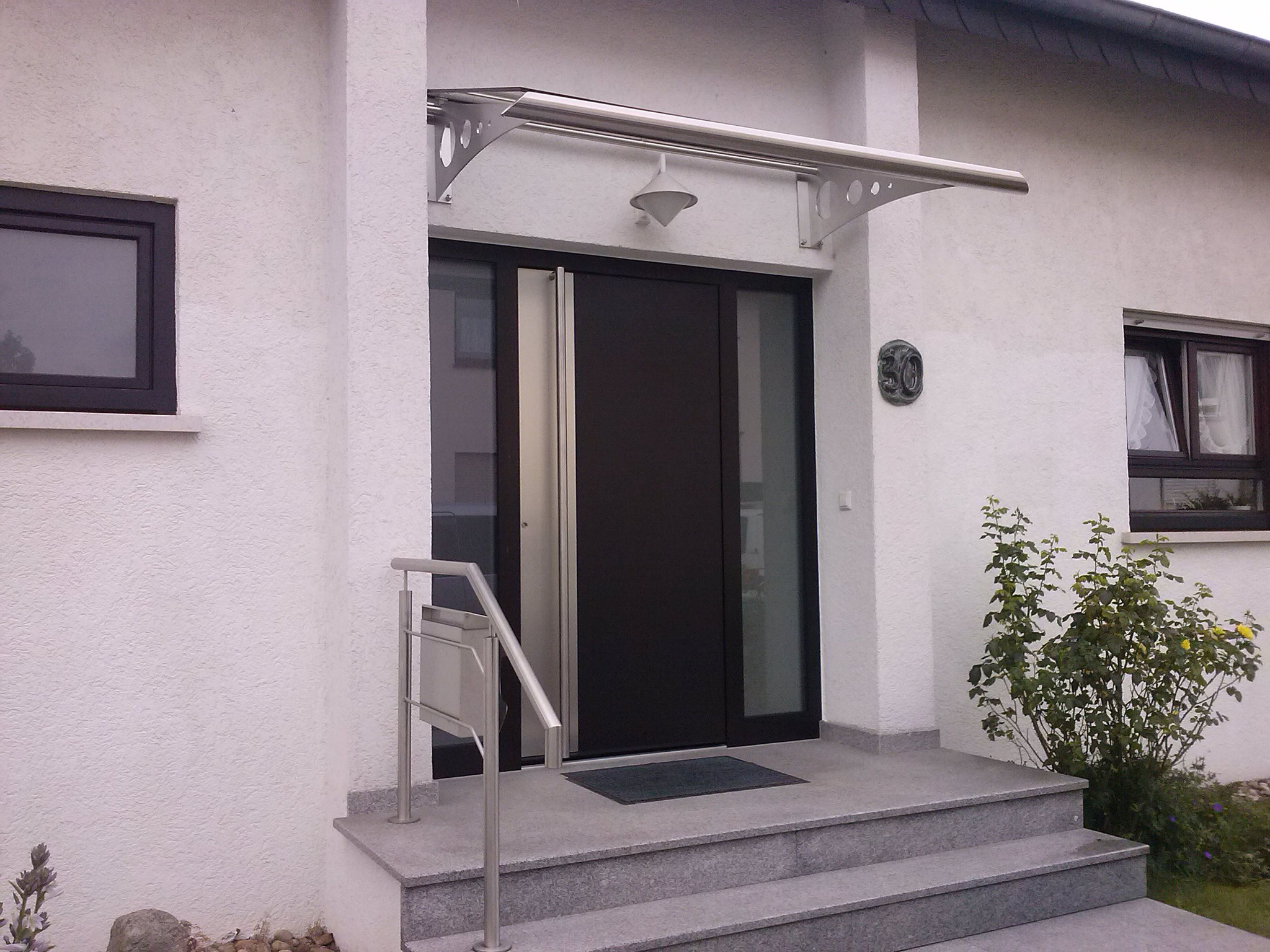 Aluminium-Haustür mit Seitenteil und elementhohem Stoßgriff 