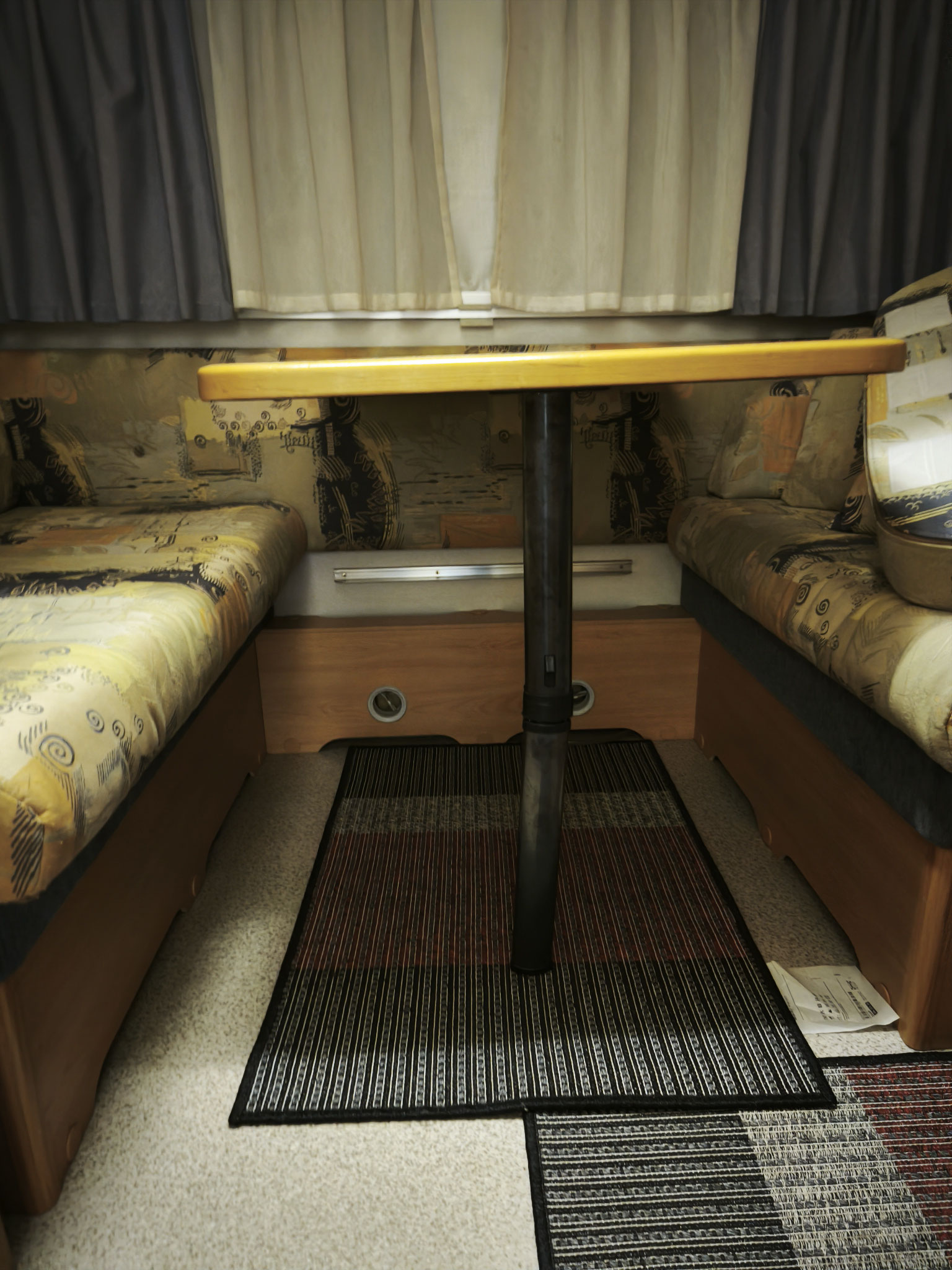 Vorher: Austausch defektes Tischbein