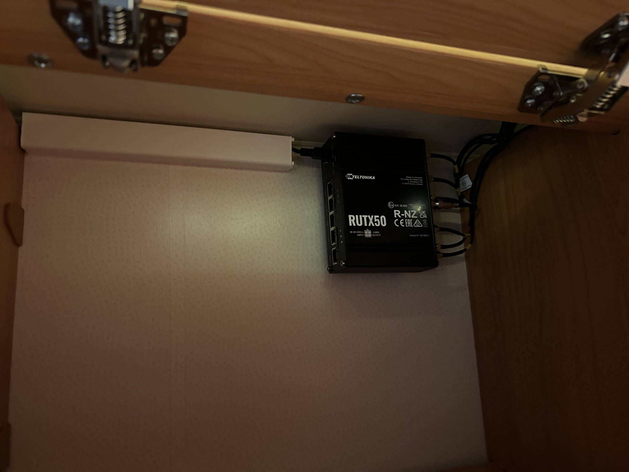 Einbau LTE/Wifi Panorama Antenna + Teltonika 5G Router (inkl. On/Off Schalter) inkl. SSID und Guest Hotspot Konfiguration 