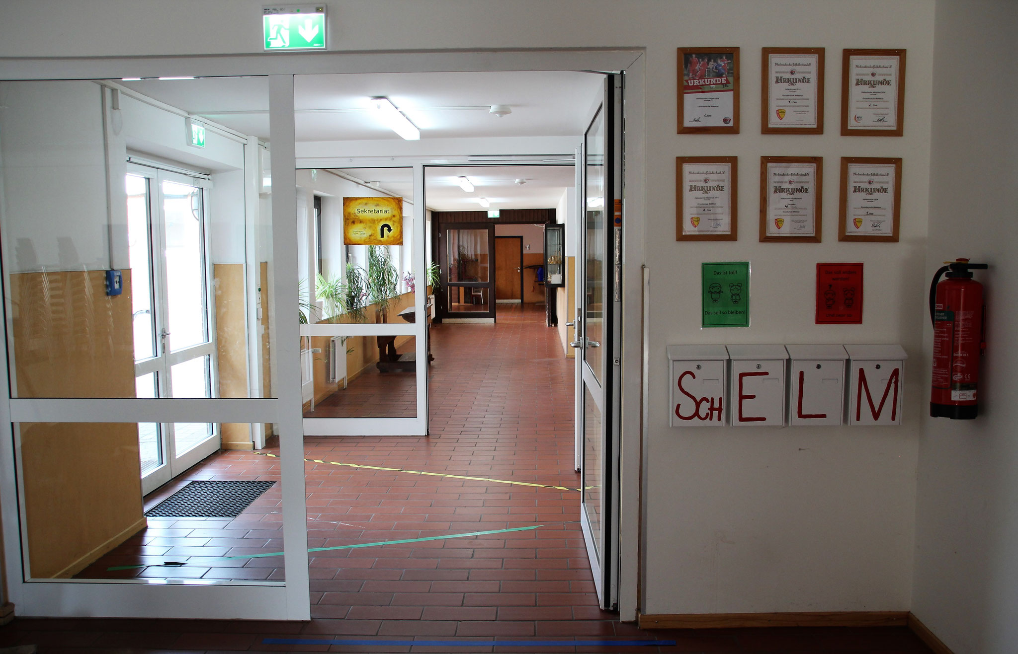 Hier finden Sie den Weg zum Sekretariat und unsere Schelm-Briefkästen. Rechts befindet sich das Lehrerzimmer und Links die Aula