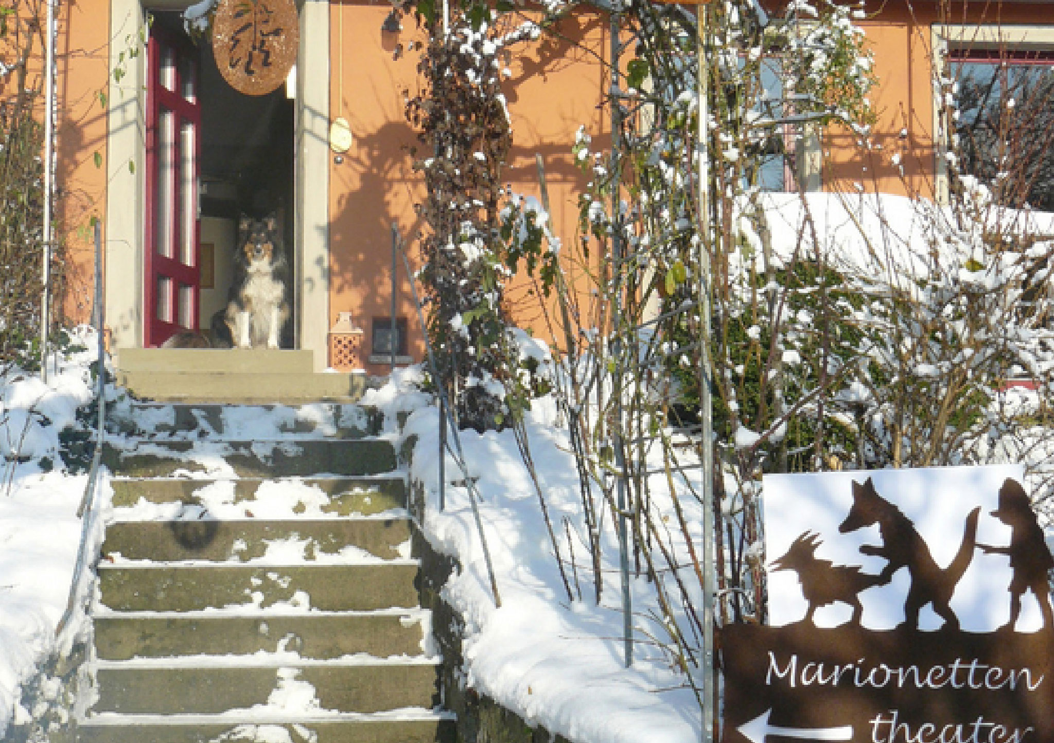 Eingang zum PendelMarionettenTheater – östlich der Sonne, westlich vom Mond.