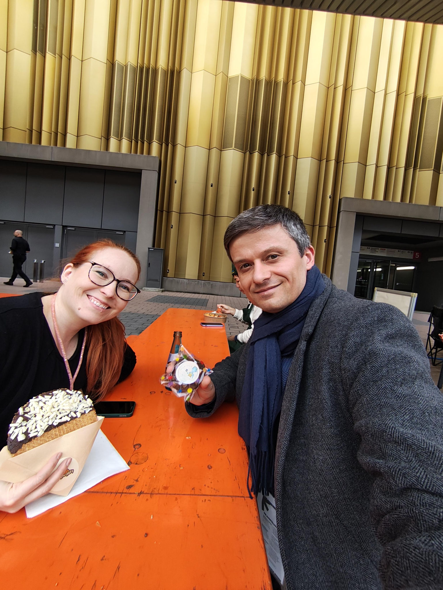 Kinderbuchautorin Jenny Blok mit Dr. Peter Schäfer