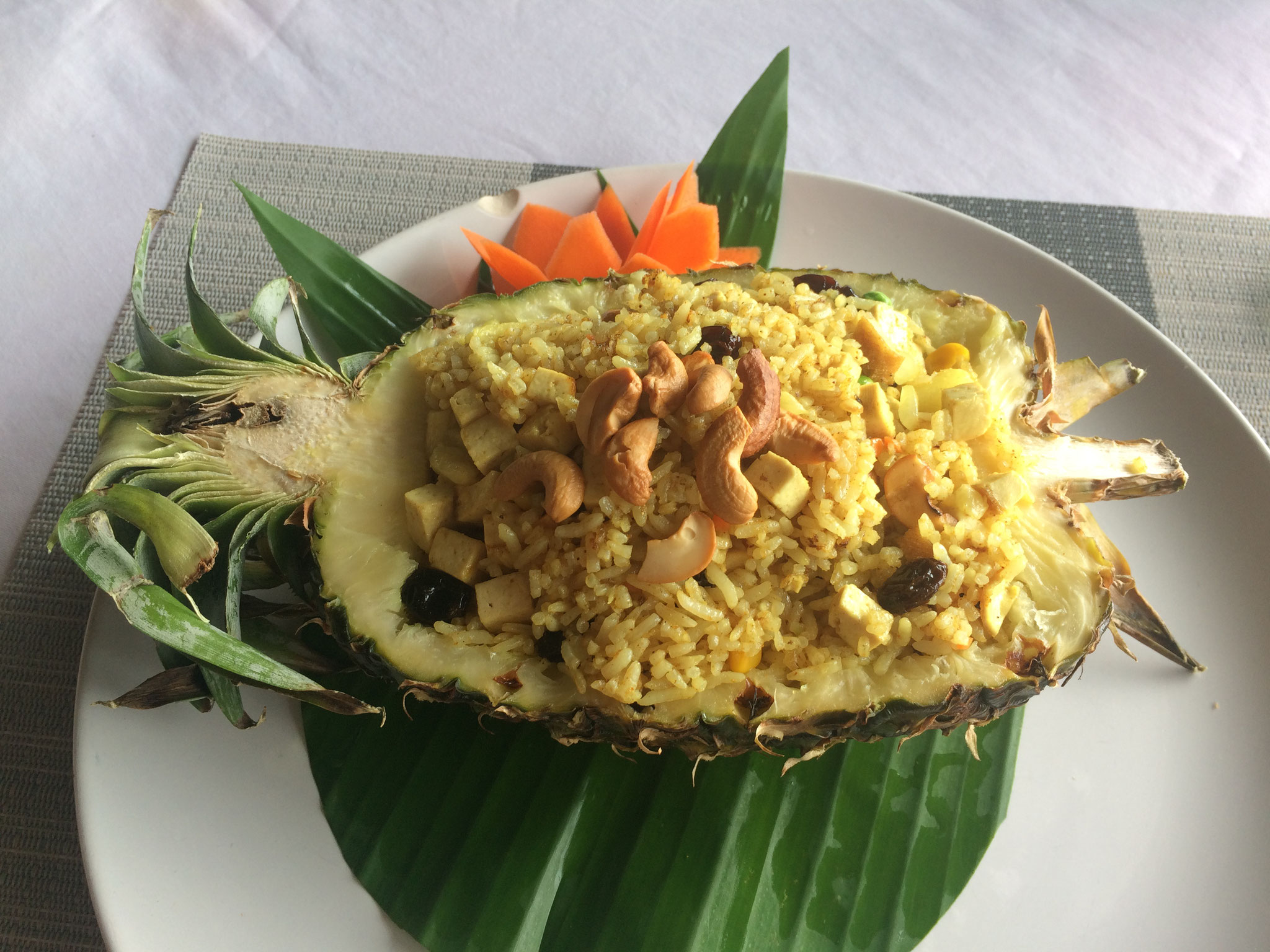Oft wird Reis hier auch in einer Ananas serviert - auf Wunsch auch vegetarisch ;)...