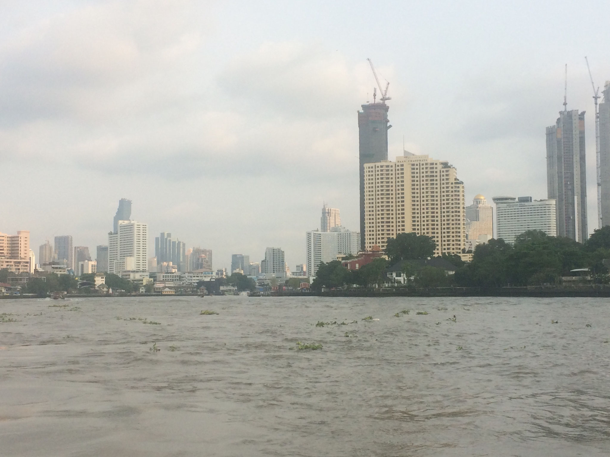 Das moderne Bangkok mit seinen Wolkenkratzern...