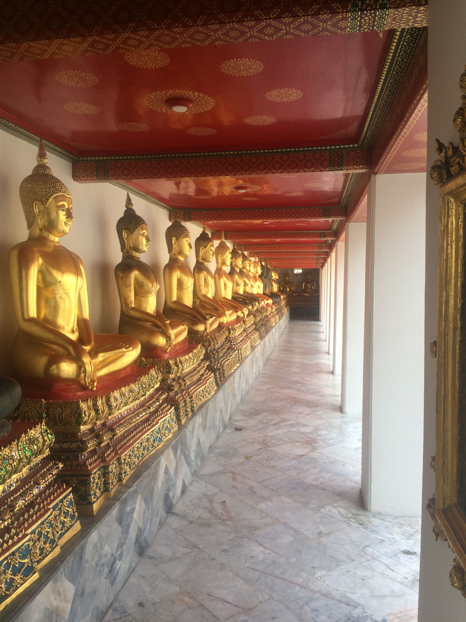 Ganz typisch für Thailand: Buddhastatuen in einer langen Reihe aufgereiht!