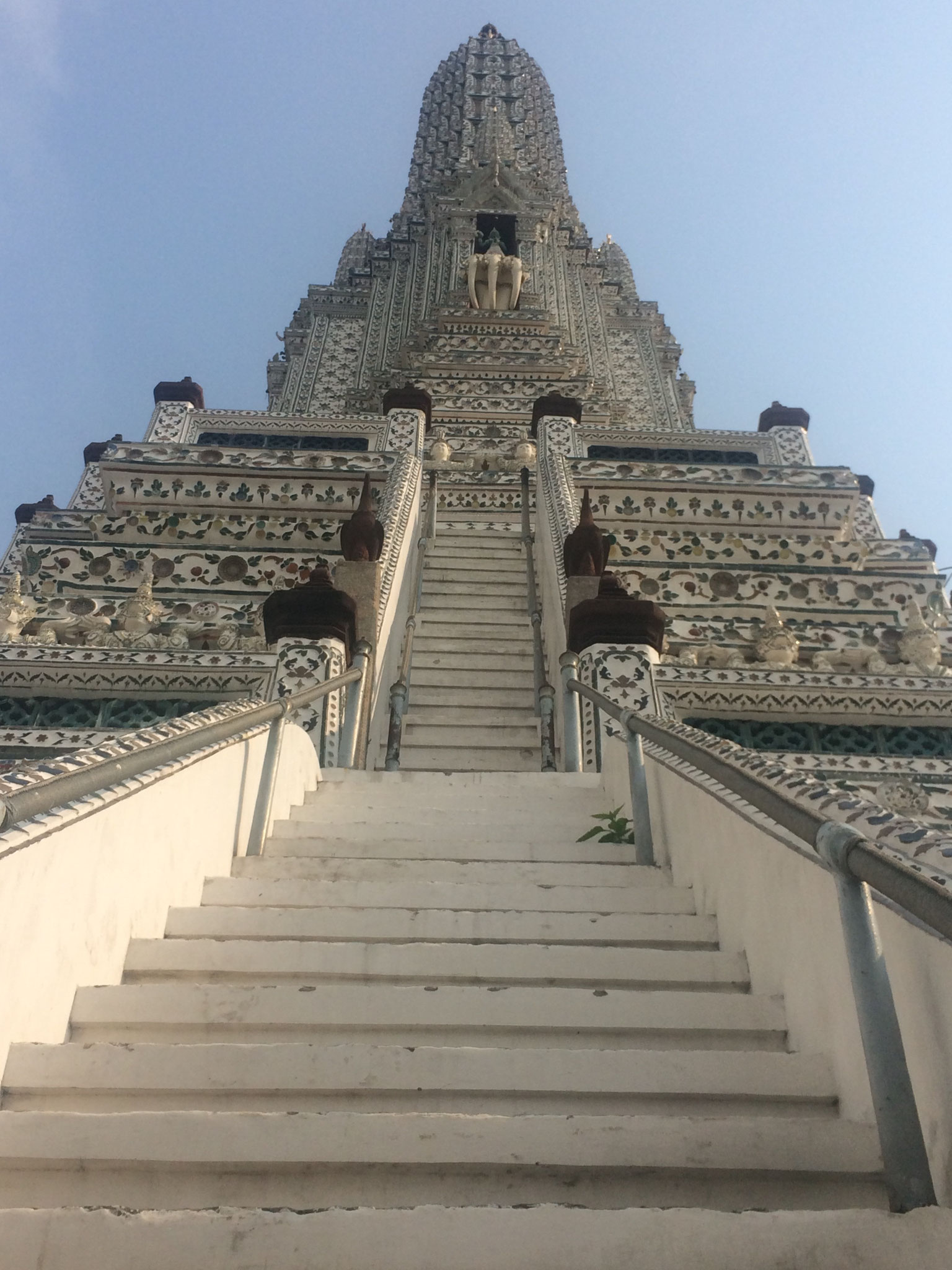 "Wat Arun" ist meiner Meinung nach der schönste Tempel Bangkoks!!! Kann man auch vom Boot aus bewundern ;)