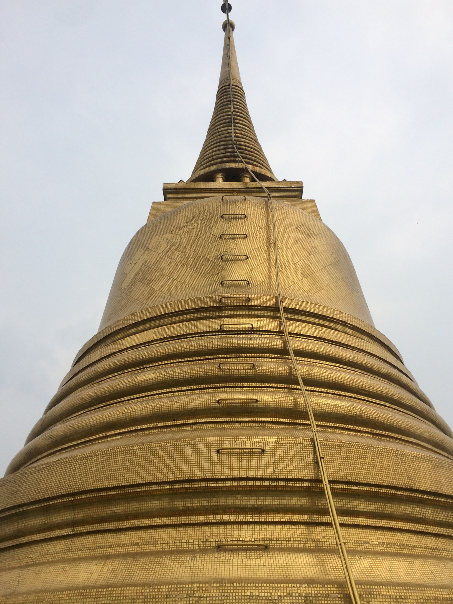 ... und dem "Golden Mountain Buddha" mit der berühmten Tempelspitze führt ;)