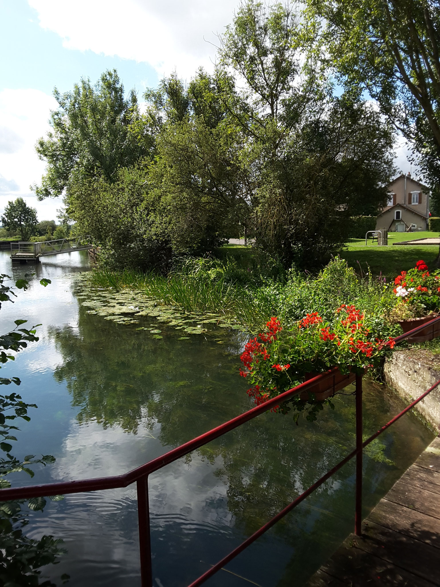 Pont sur la Meuse - Face Maison d'hôtes