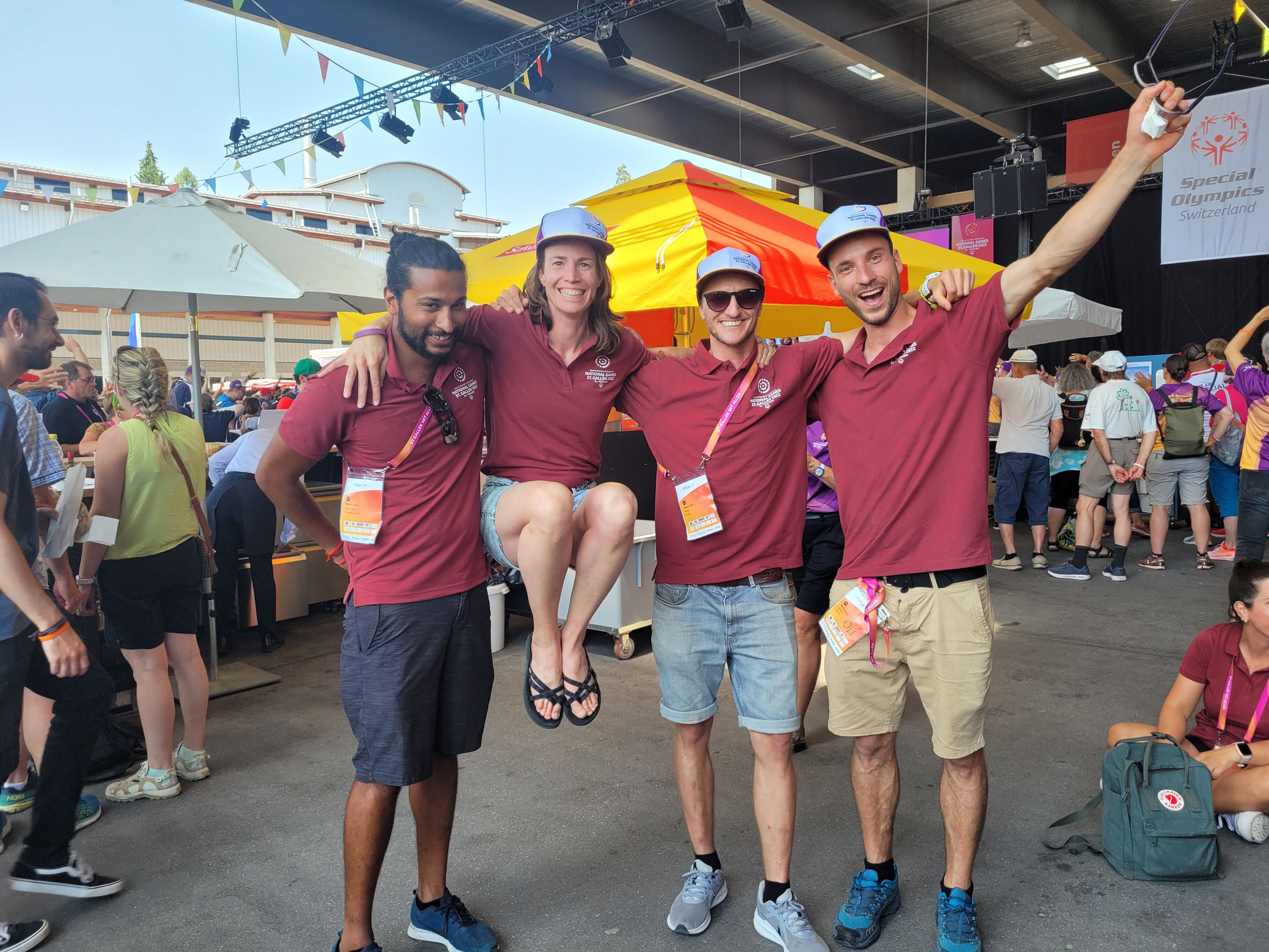  "Jeannine ist Moderatorin der Medaillenzeremonien bei National Games von Special Olympics. Wie sie mit Menschen umgeht, ihre Sprachkompetenz und ihr grosses Talent, Stimmung zu verbreiten, machen Sie zur perfekten Person. Sie ist auf Lebzeiten im Team."