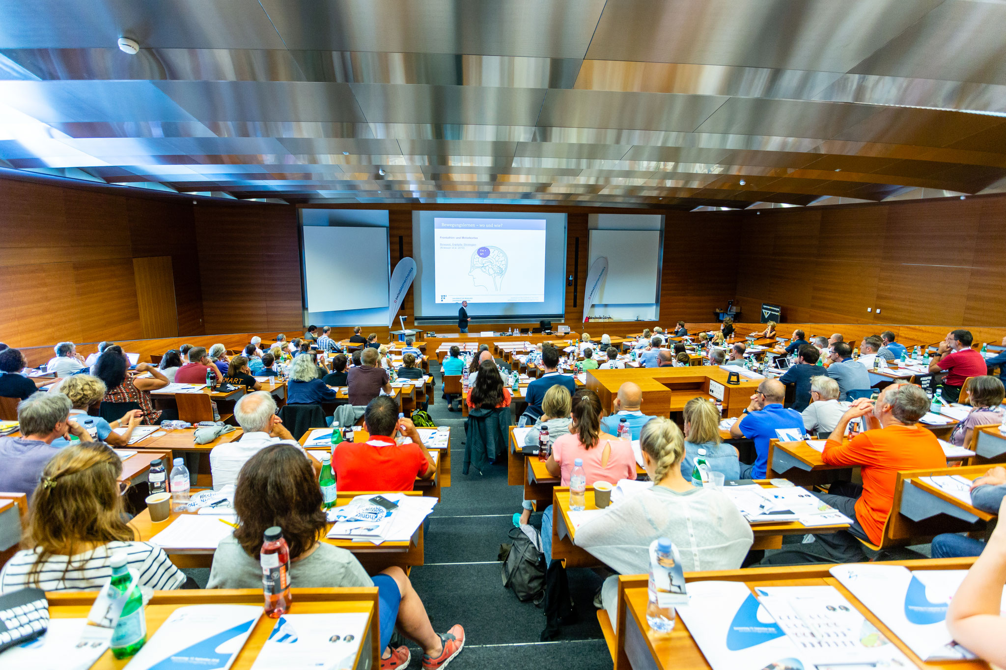 "Jeannine hat uns und die Teilnehmer:innen unseres Forums mit ihrer spontanen, frischen Art zu moderieren, begeistert. Die Zusammenarbeit im Vorfeld war sehr unkompliziert und angenehm. Vielen Dank."