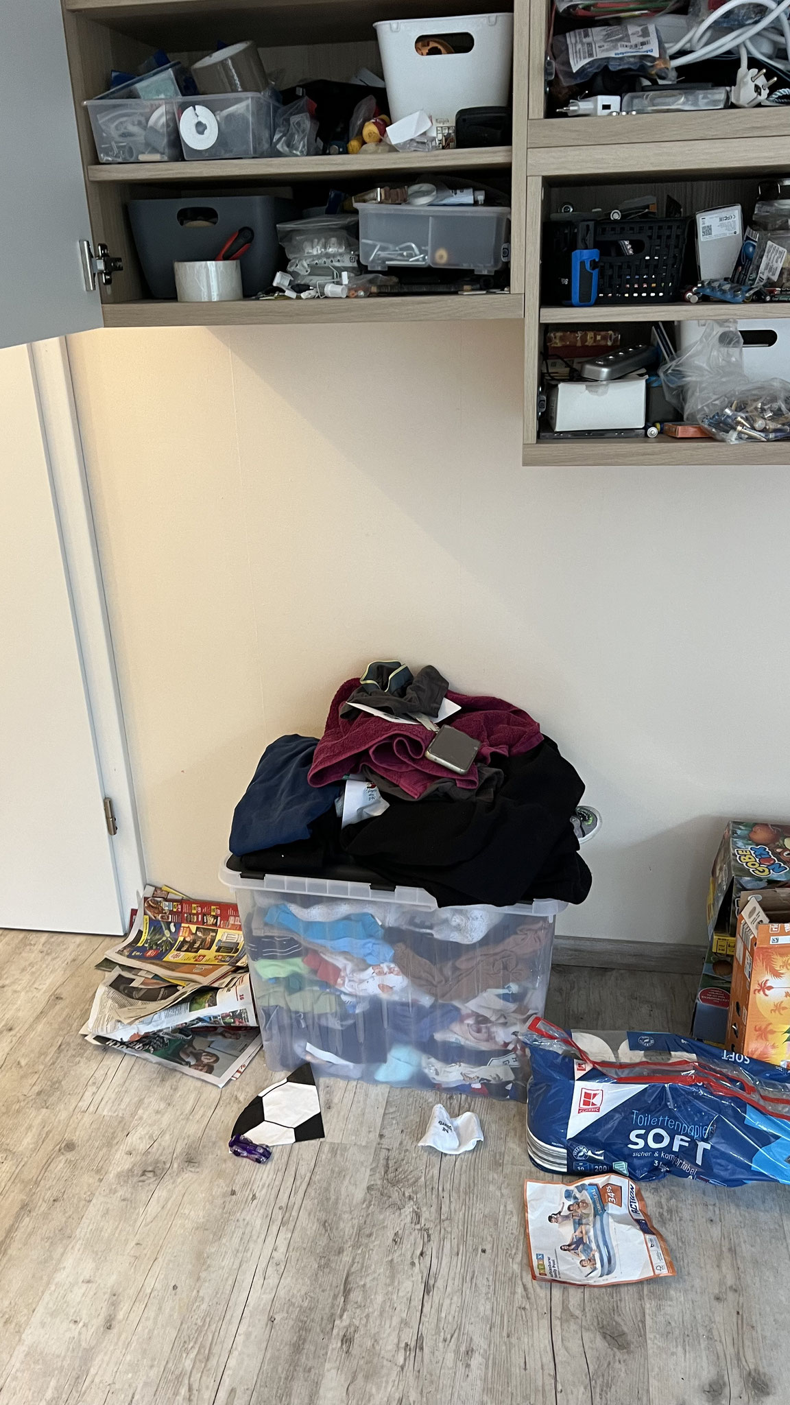 Im Wohnzimmer standen Kisten rum 